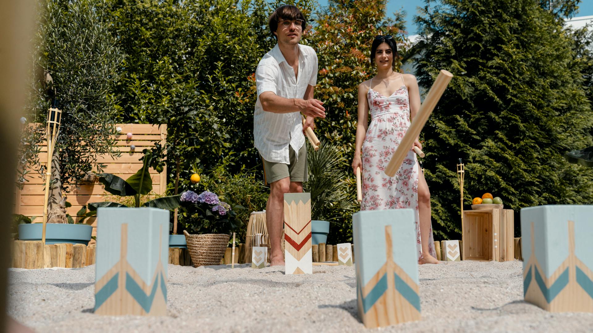 Freunde spielen Wikingerschach im Sand.