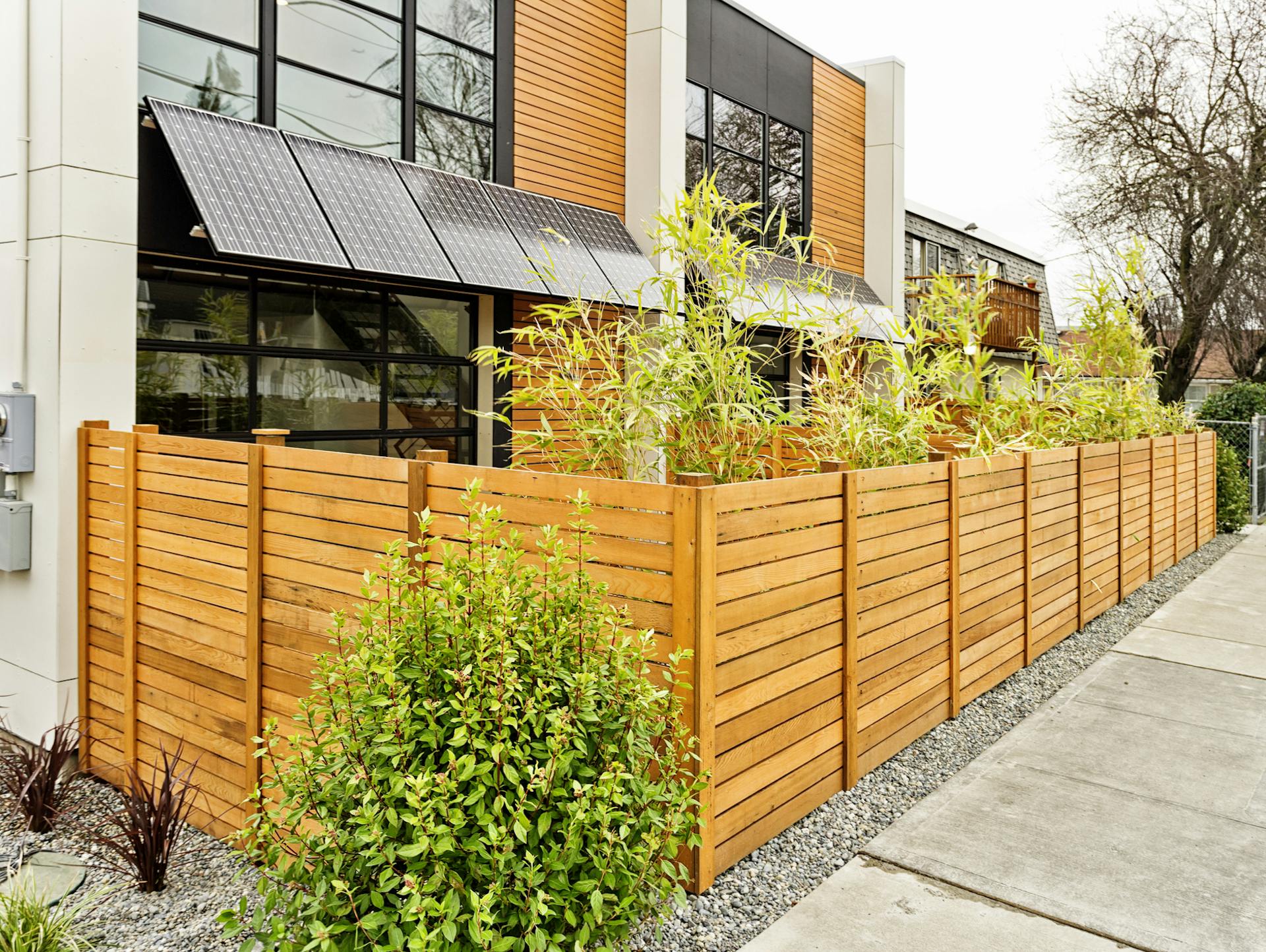 Eine Holzwand eignet sich zur Sturmsicherung sowie als Sichtschutz für den Garten.