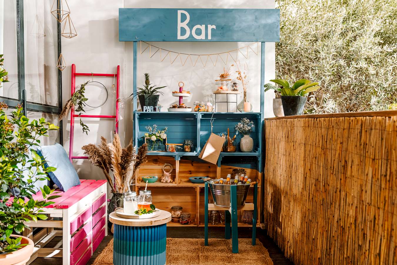 Eine Bar aus Kisten auf einem Balkon