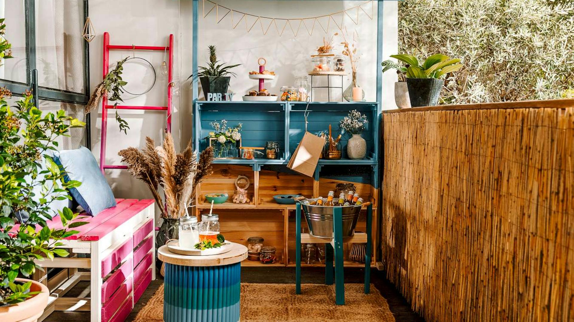 Eine Bar aus Kisten auf einem Balkon