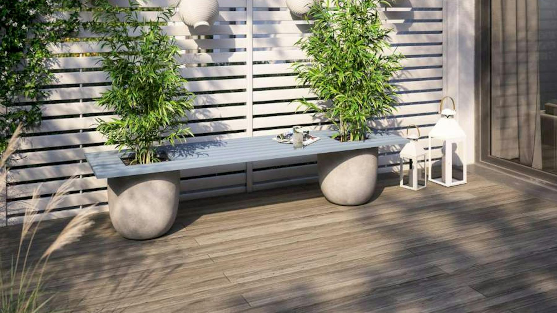 Eine Gartenbank aus Pflanzkübeln auf einer Terrasse