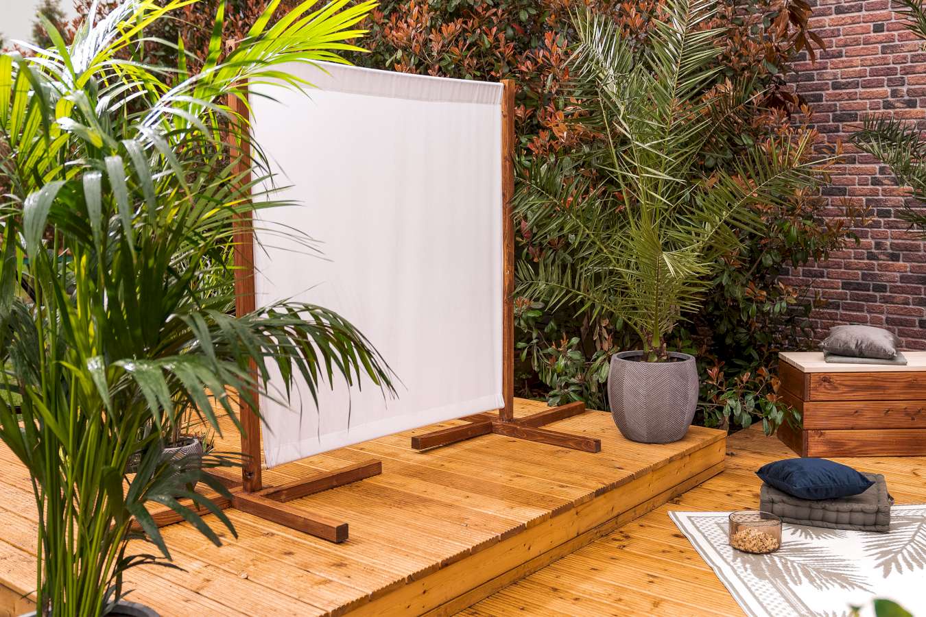 Eine Leinwand auf einer Terrasse