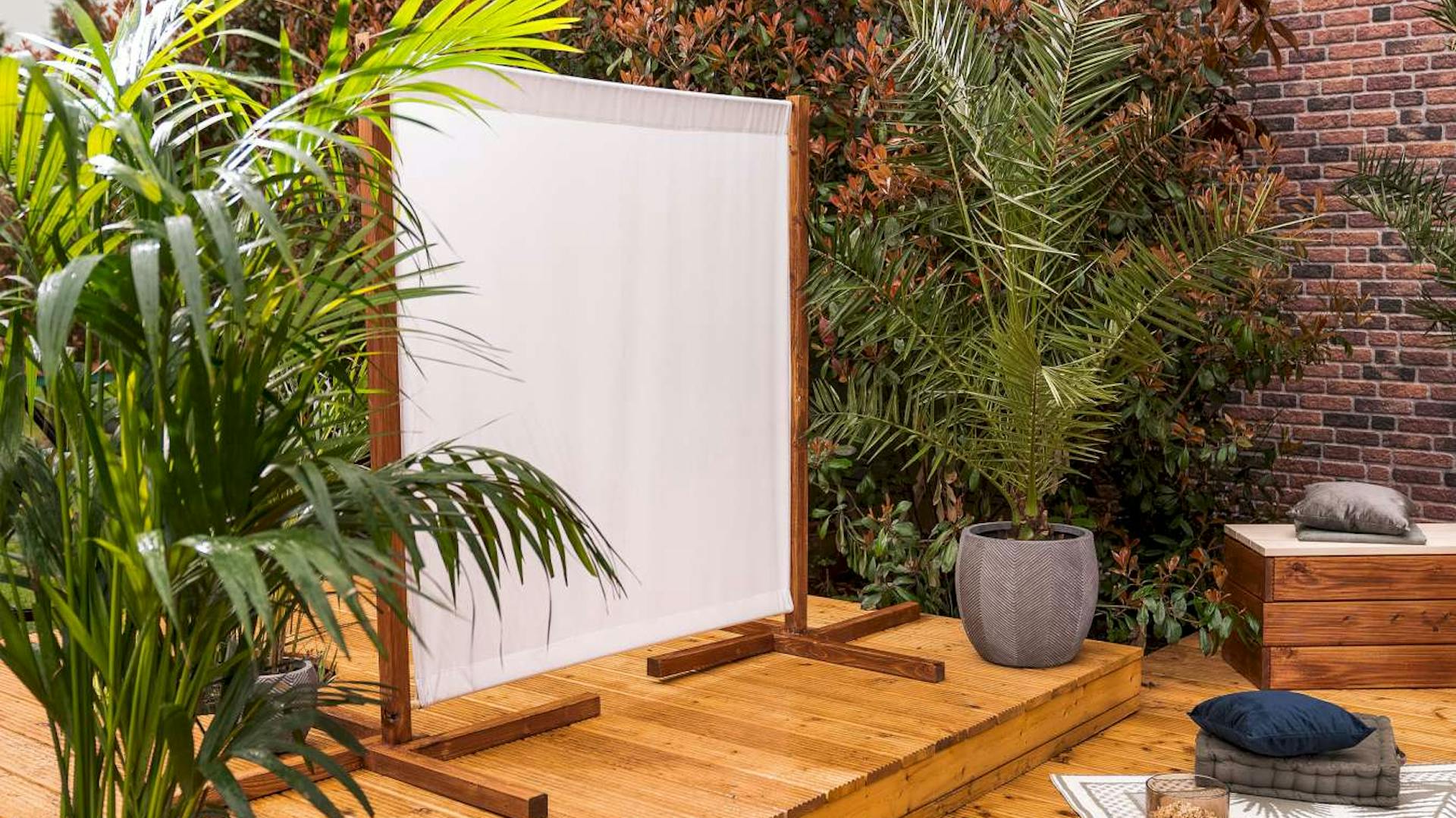 Eine Leinwand auf einer Terrasse