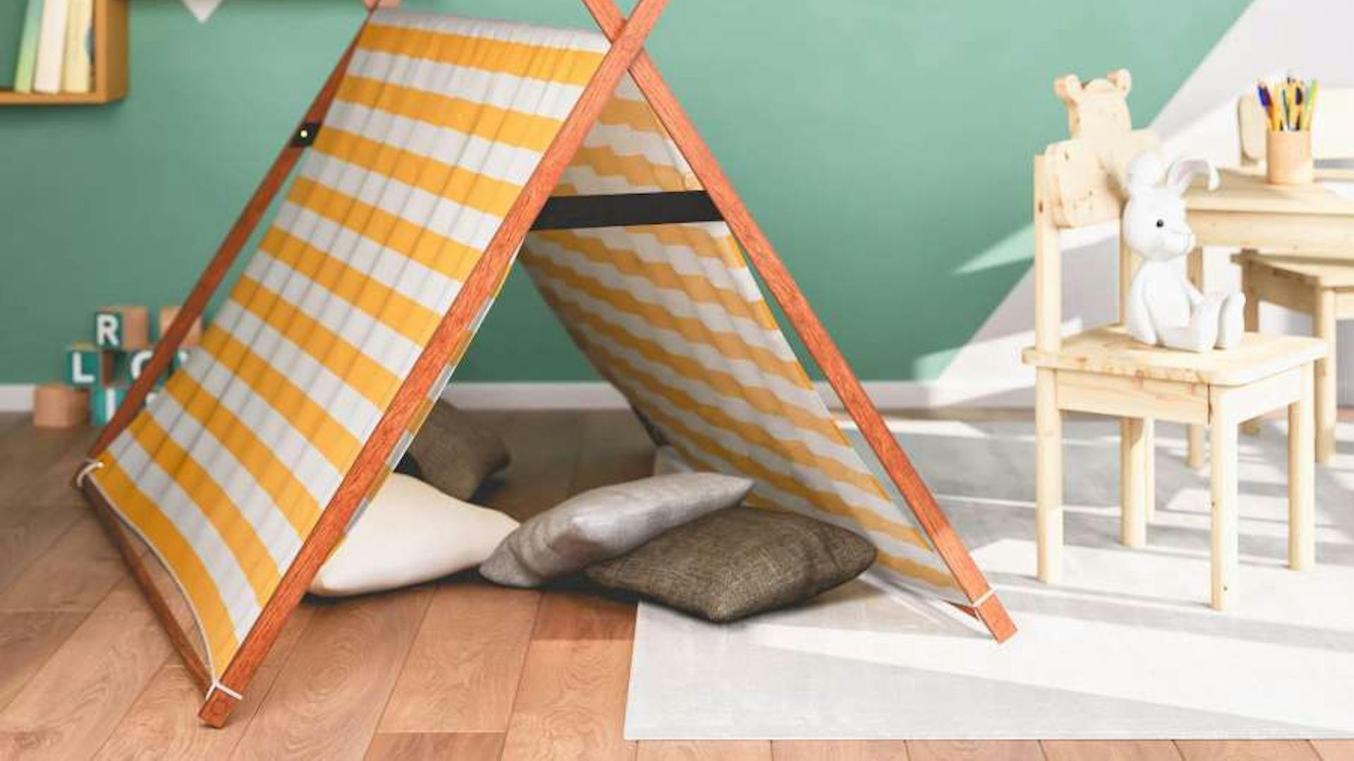 Ein Tipi aus Holz und Stoff in einem Kinderzimmer