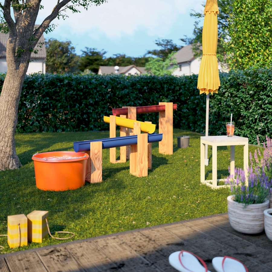 Eine Wasserbahn aus Regenrinnen in einem Garten