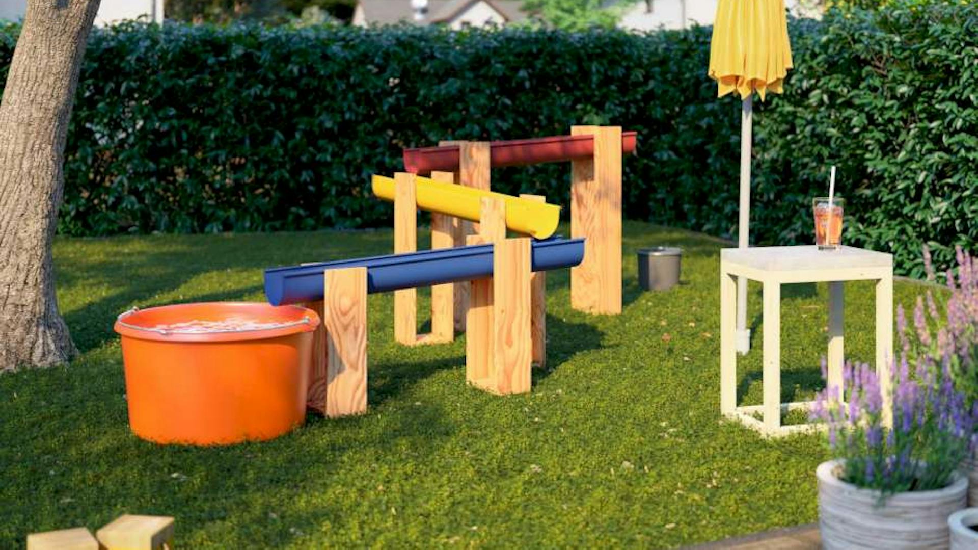 Eine Wasserbahn aus Regenrinnen in einem Garten