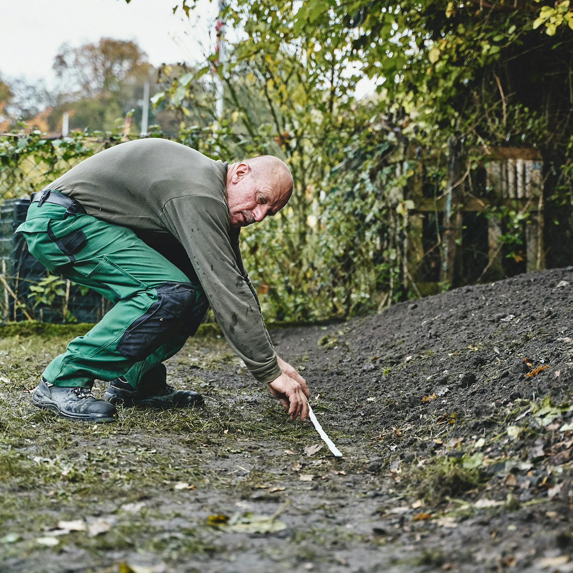Mann misst Boden aus