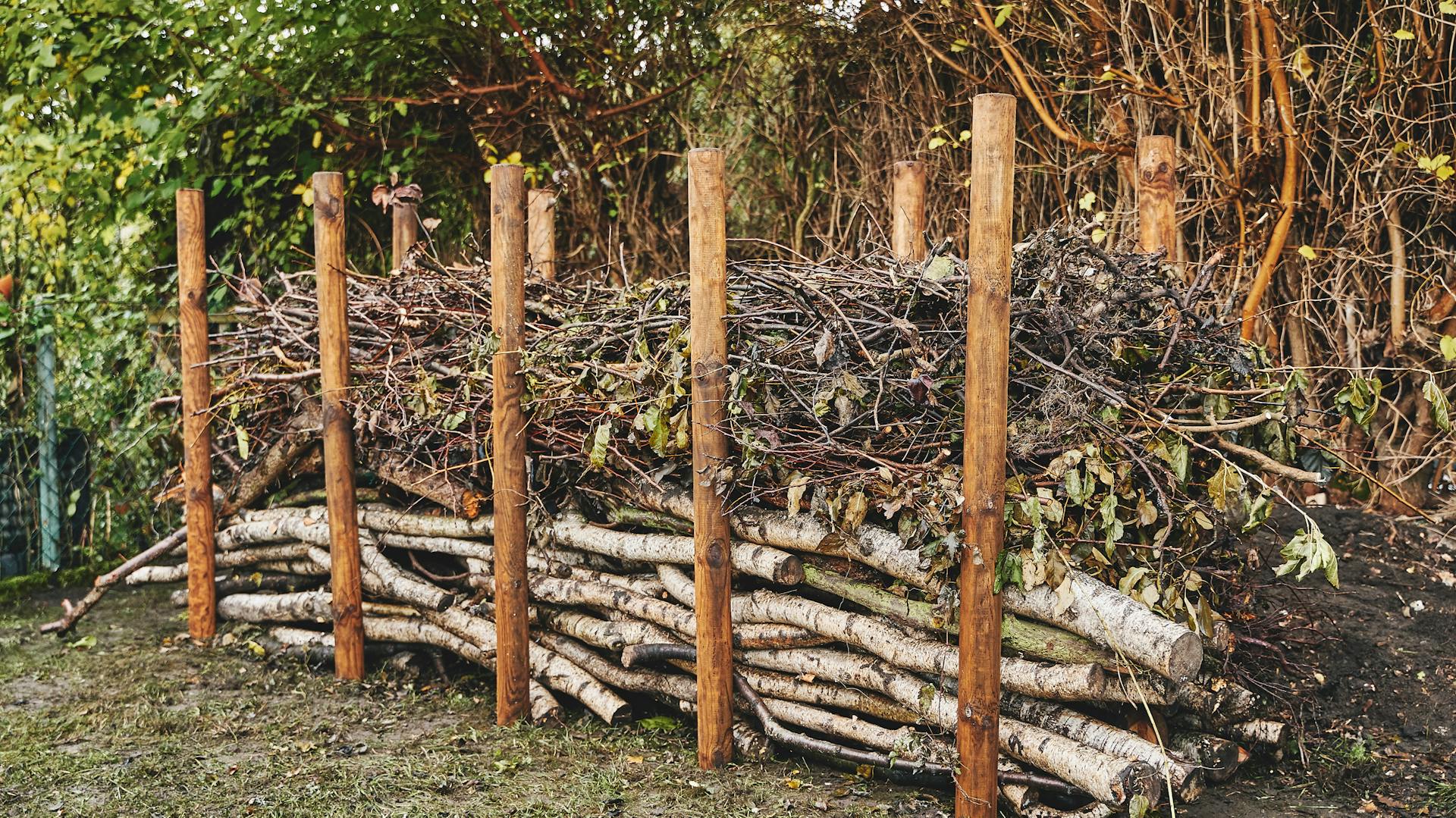 Totholzhecke in Garten