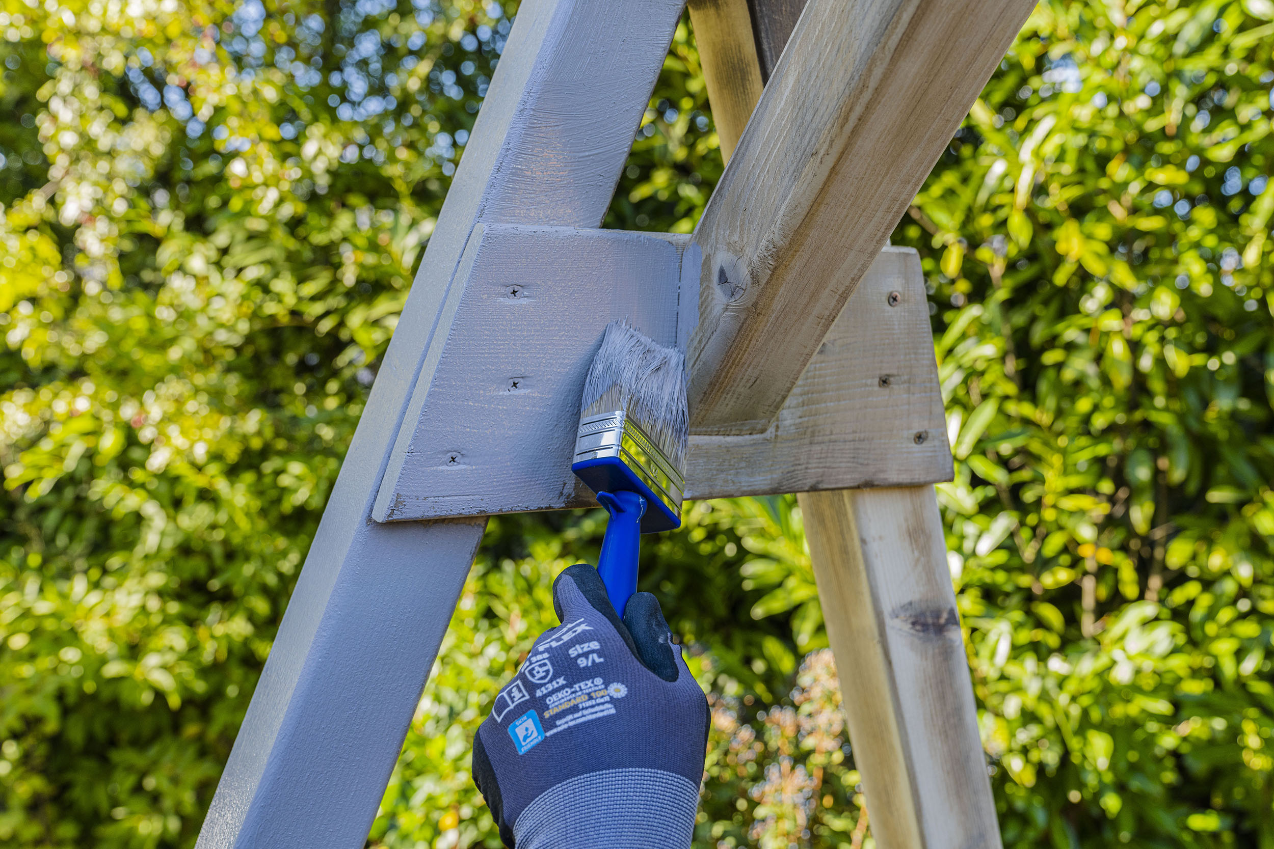 A mesterember lefesti a hintakeretet.