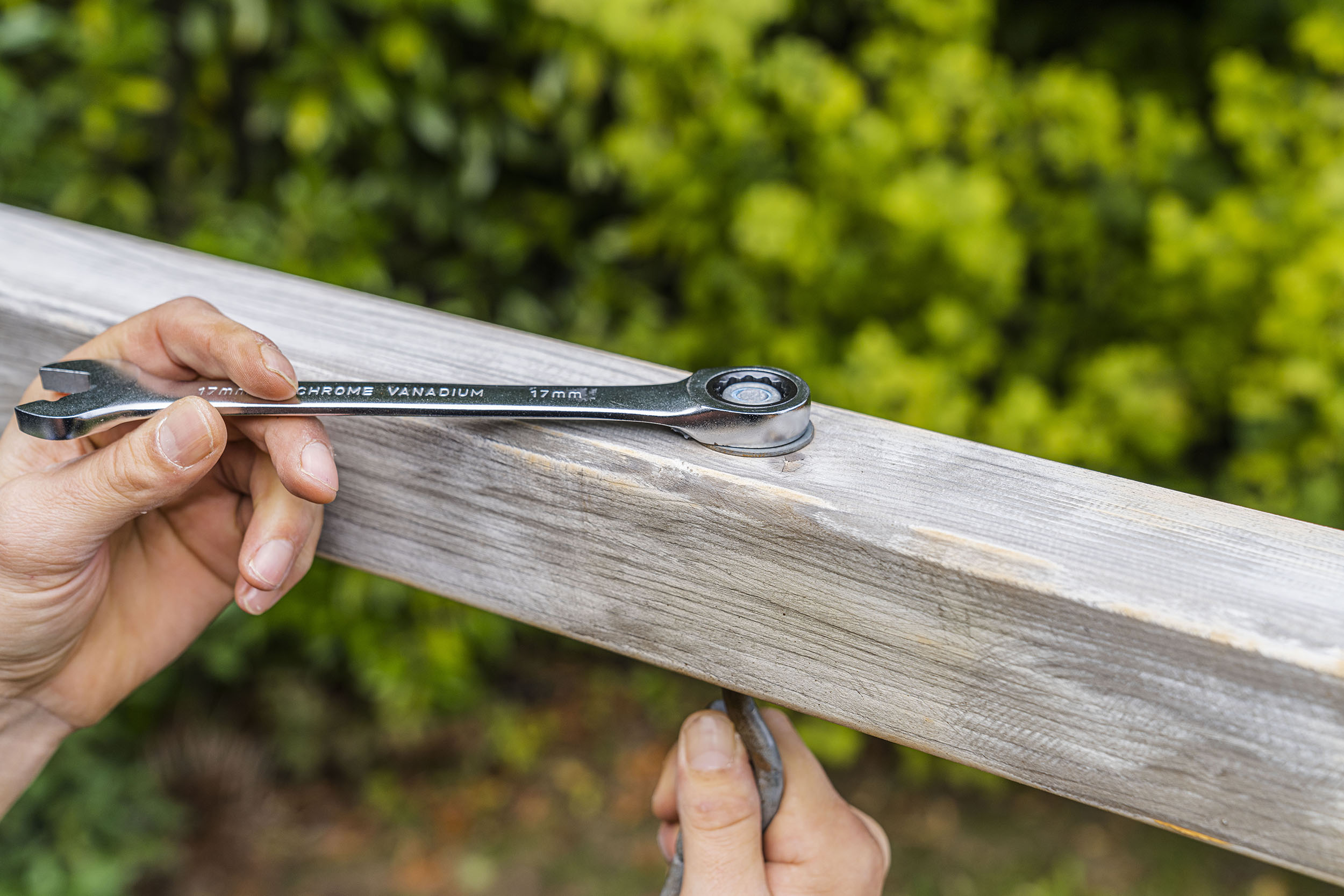 A mesterember egy csavarhúzóval eltávolít egy csavart.