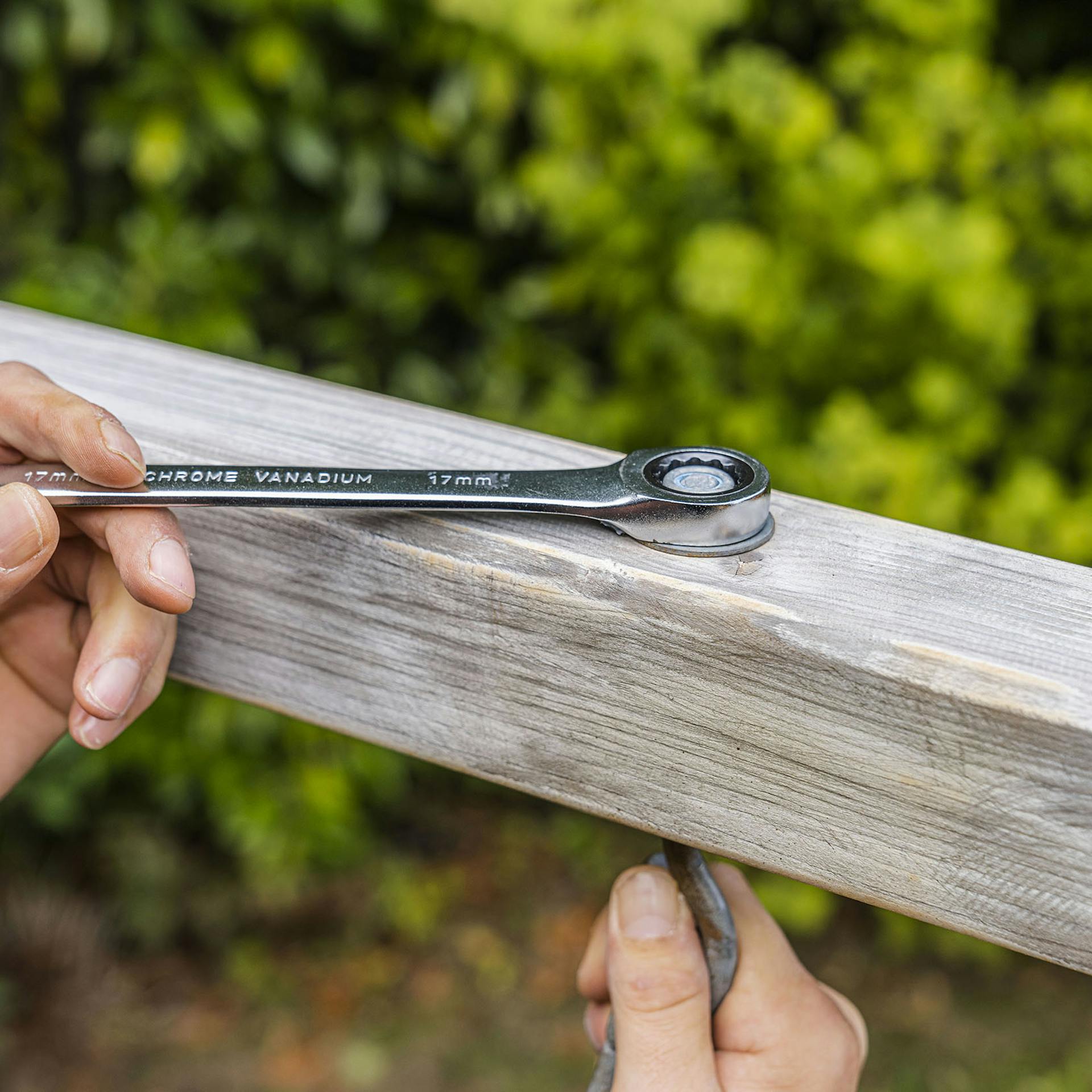Handwerker entfernt eine Schraube mit einem Schraubendreher.