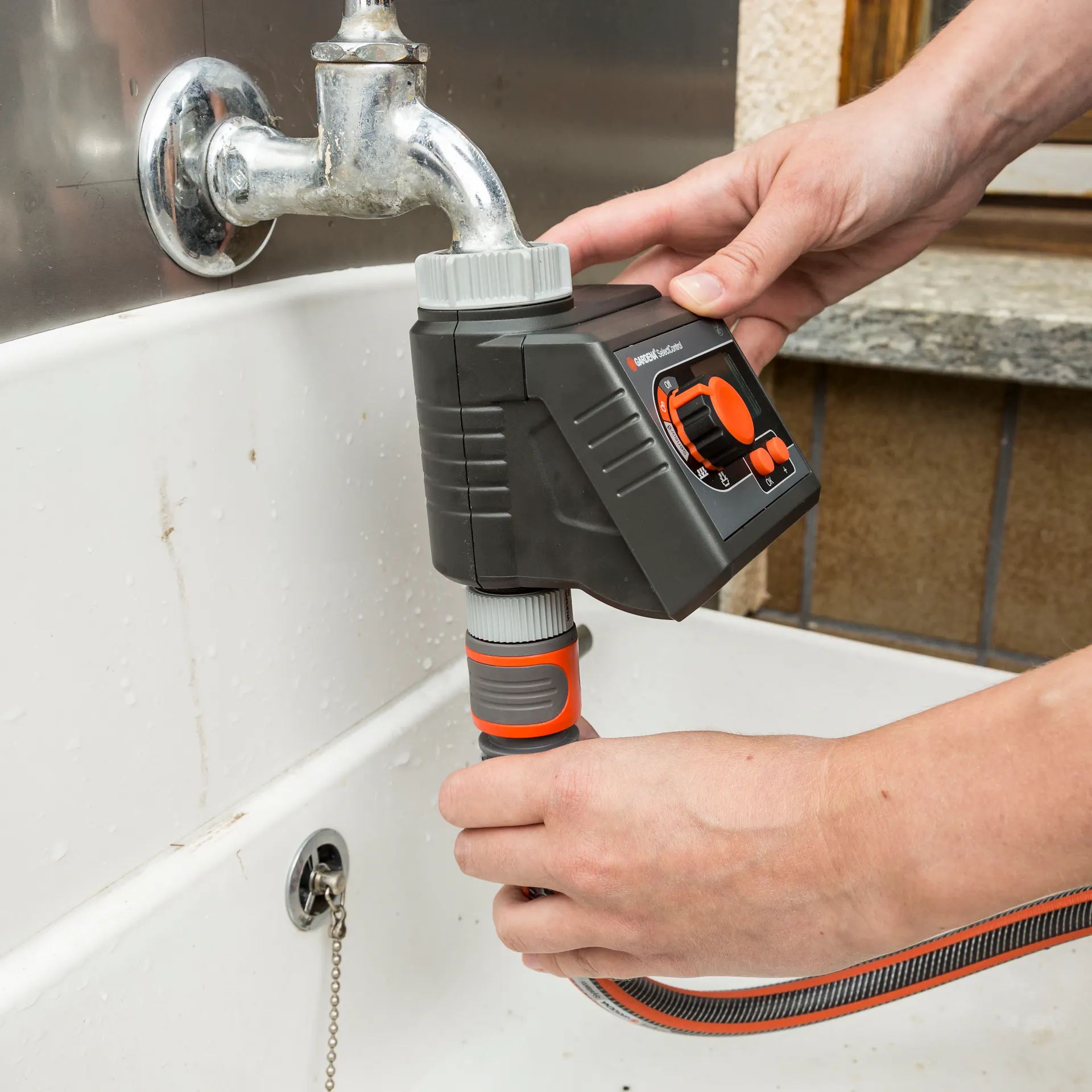 Una persona installa il computer per irrigazione.