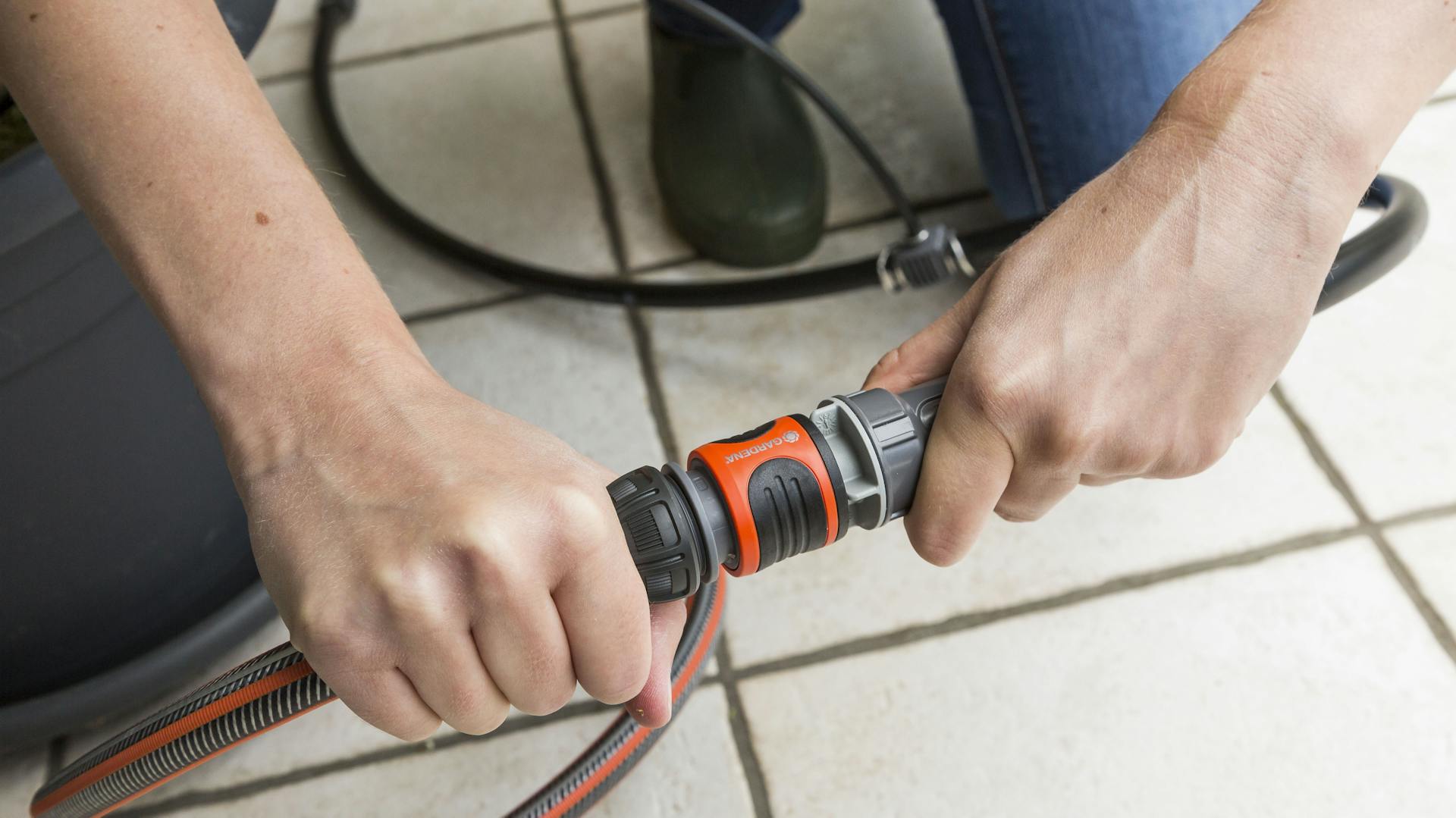 Anschluss eines Gartenschlauchs wird geprüft.