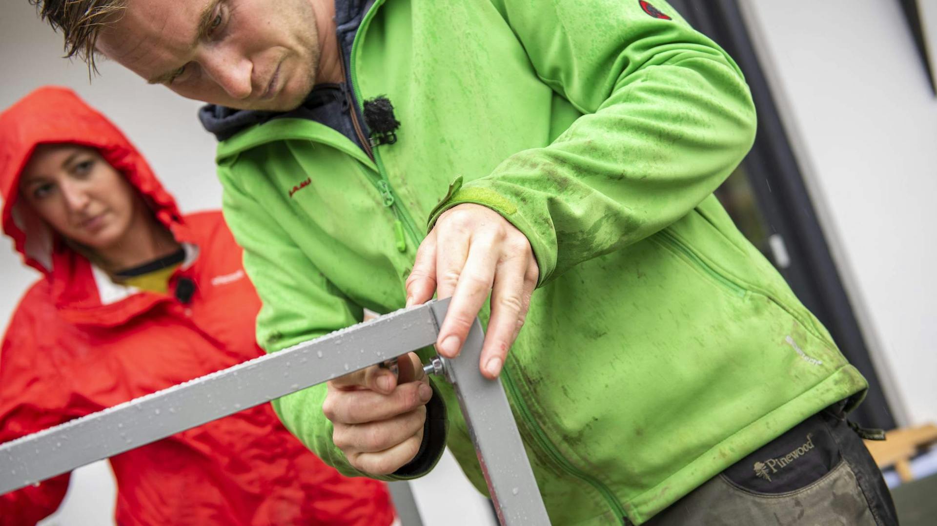 Mann schraubt ein Gestell zusammen