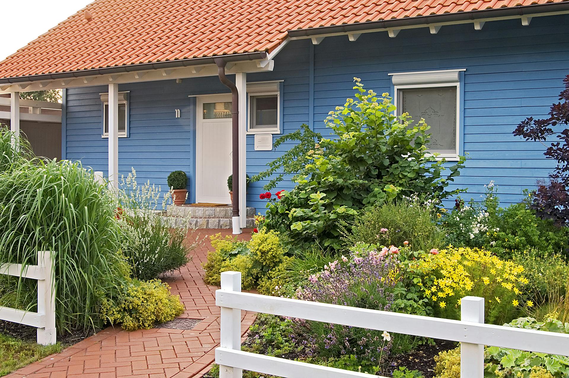 Blaues Haus mit Vorgarten