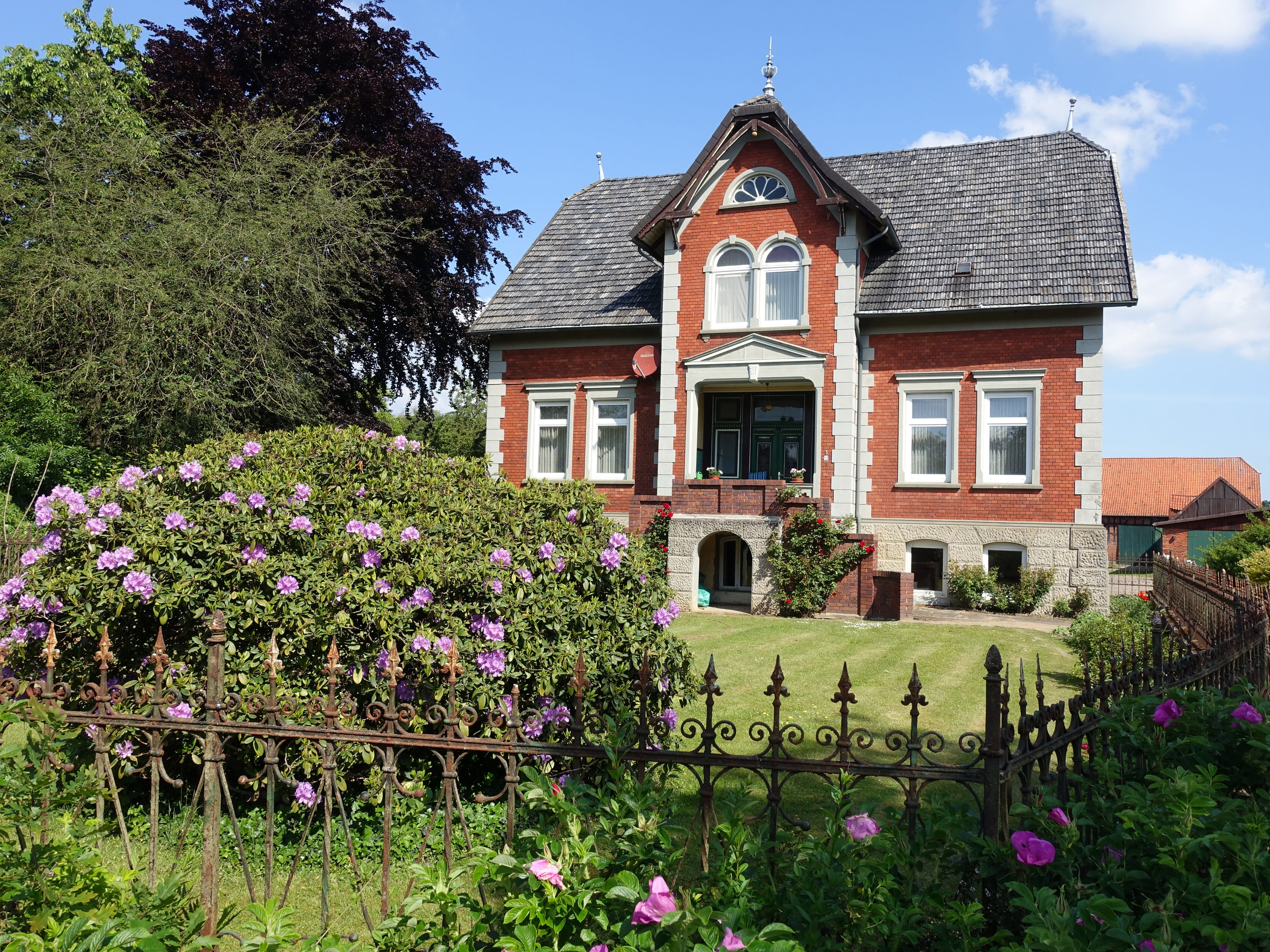 Vorgarten einer Villa im Wilhelminischen Stil