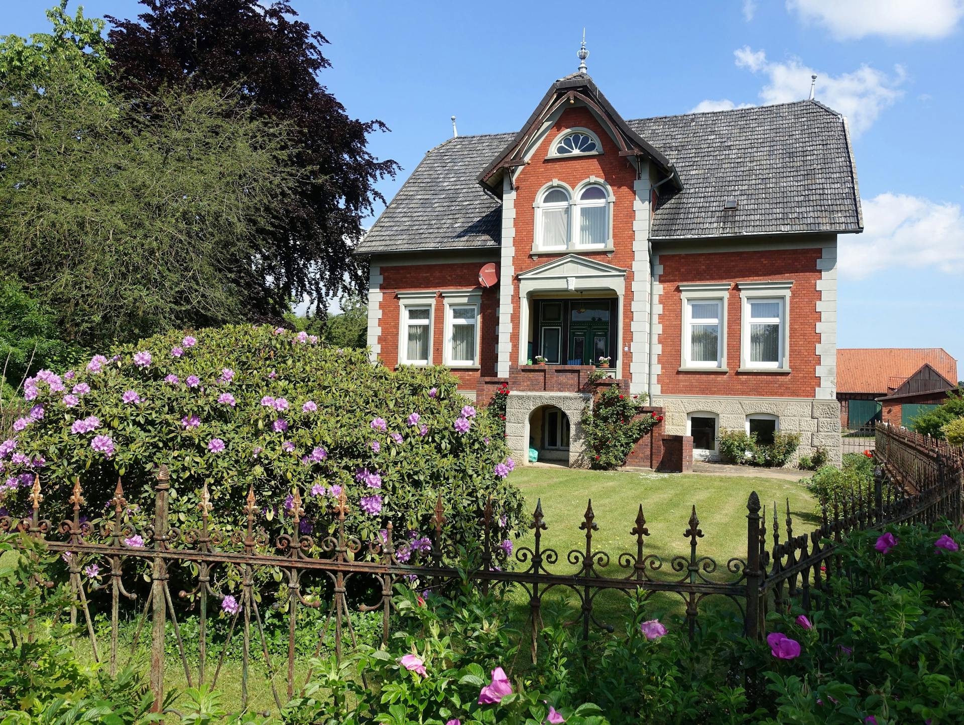 Vorgarten einer Villa im Wilhelminischen Stil