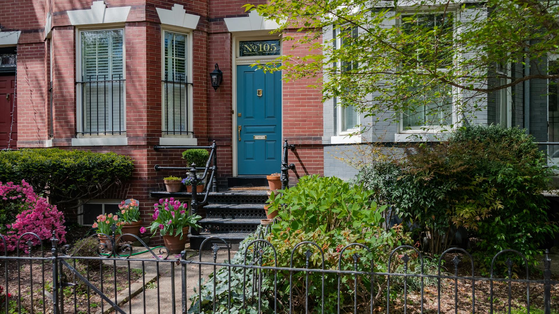 Vorgarten vor einem Ziegel-Reihenhaus