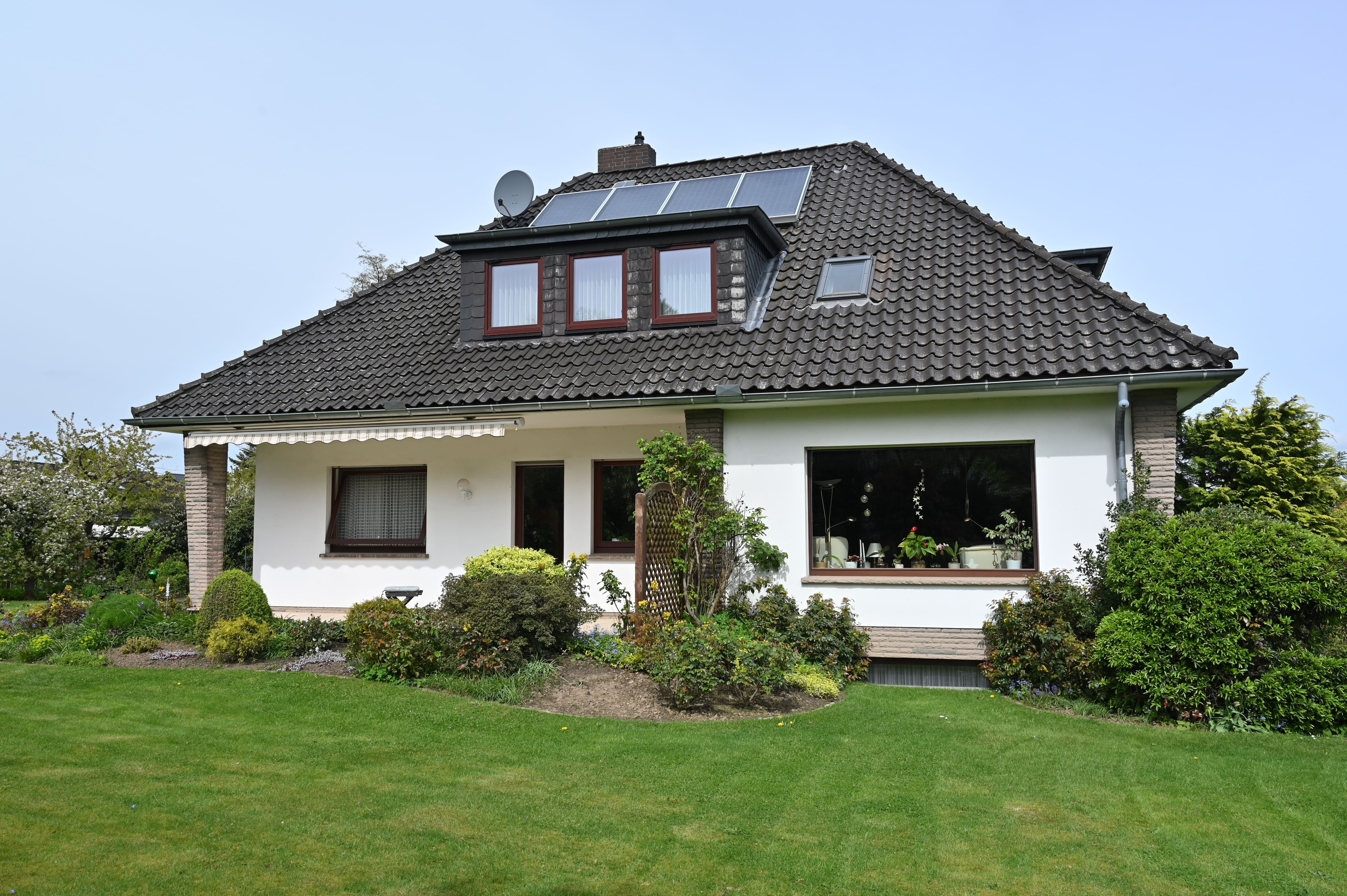 Großer Vorgarten vor modernem Einfamilienhaus