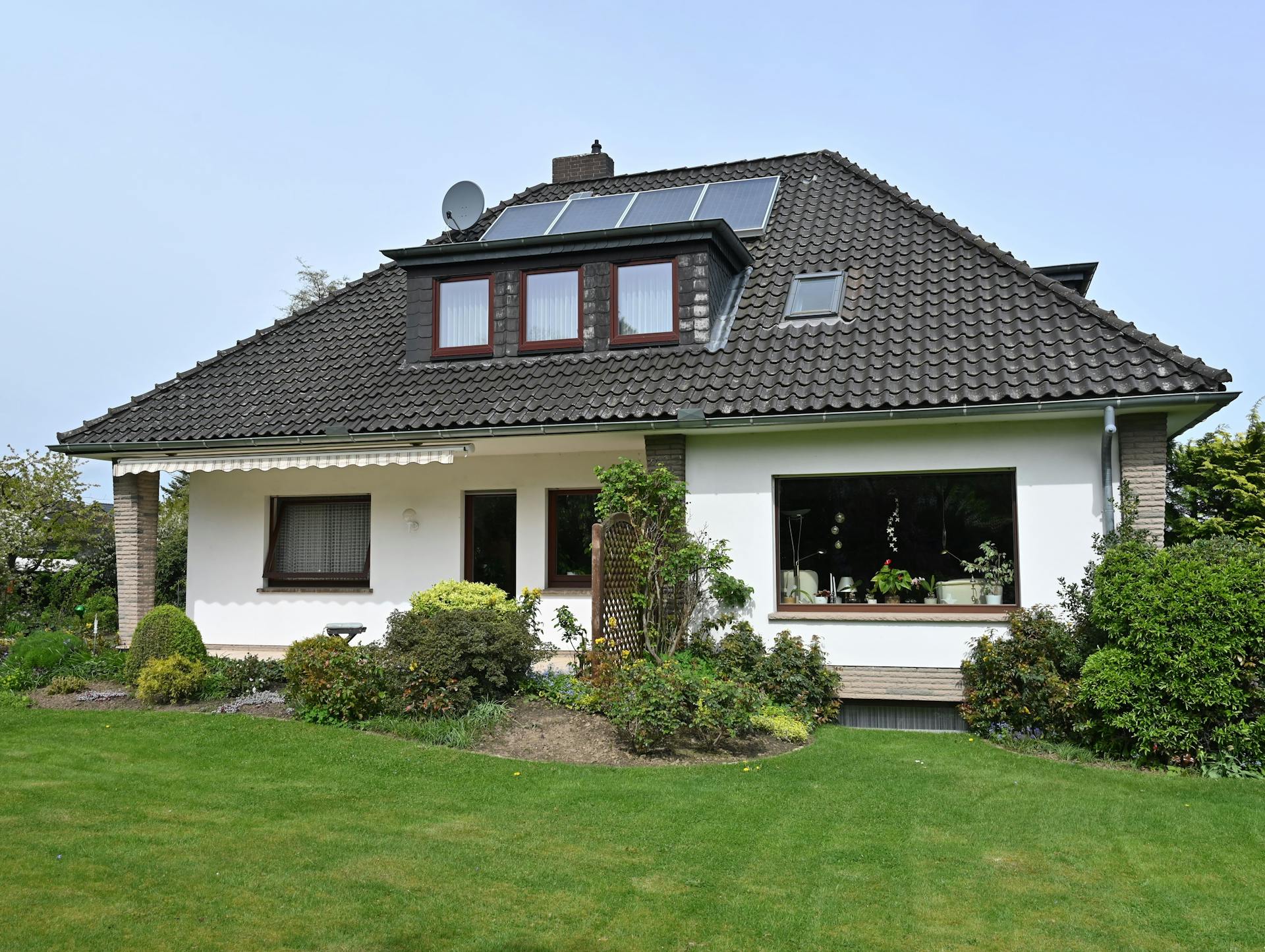 Großer Vorgarten vor modernem Einfamilienhaus