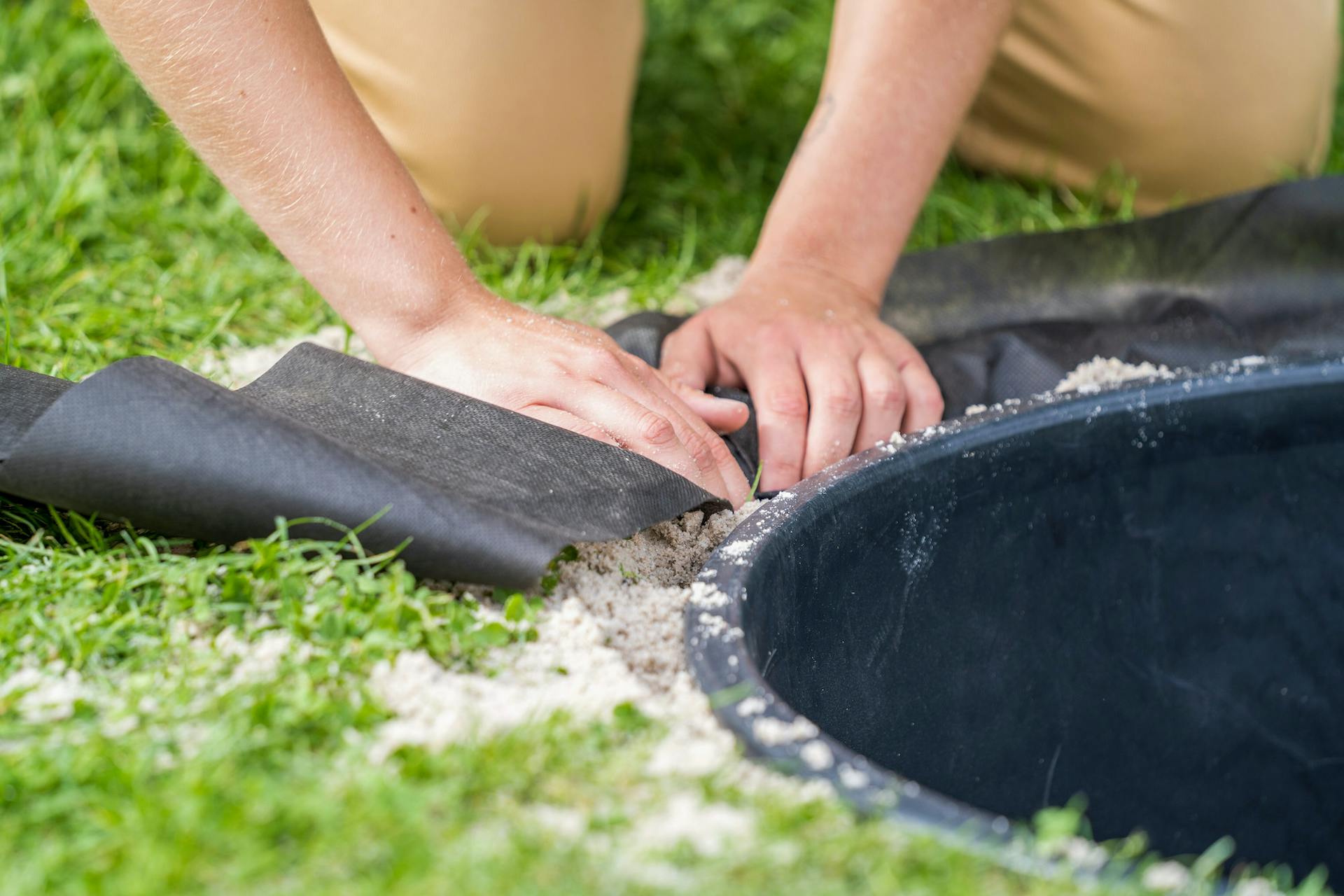 Il tessuto viene posizionato intorno al serbatoio