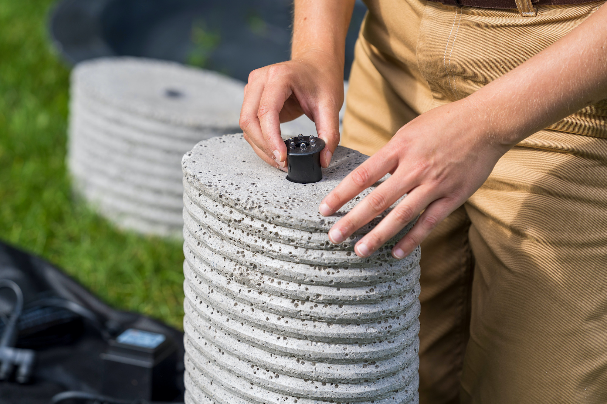 L’elemento luminoso viene inserito nella pietra