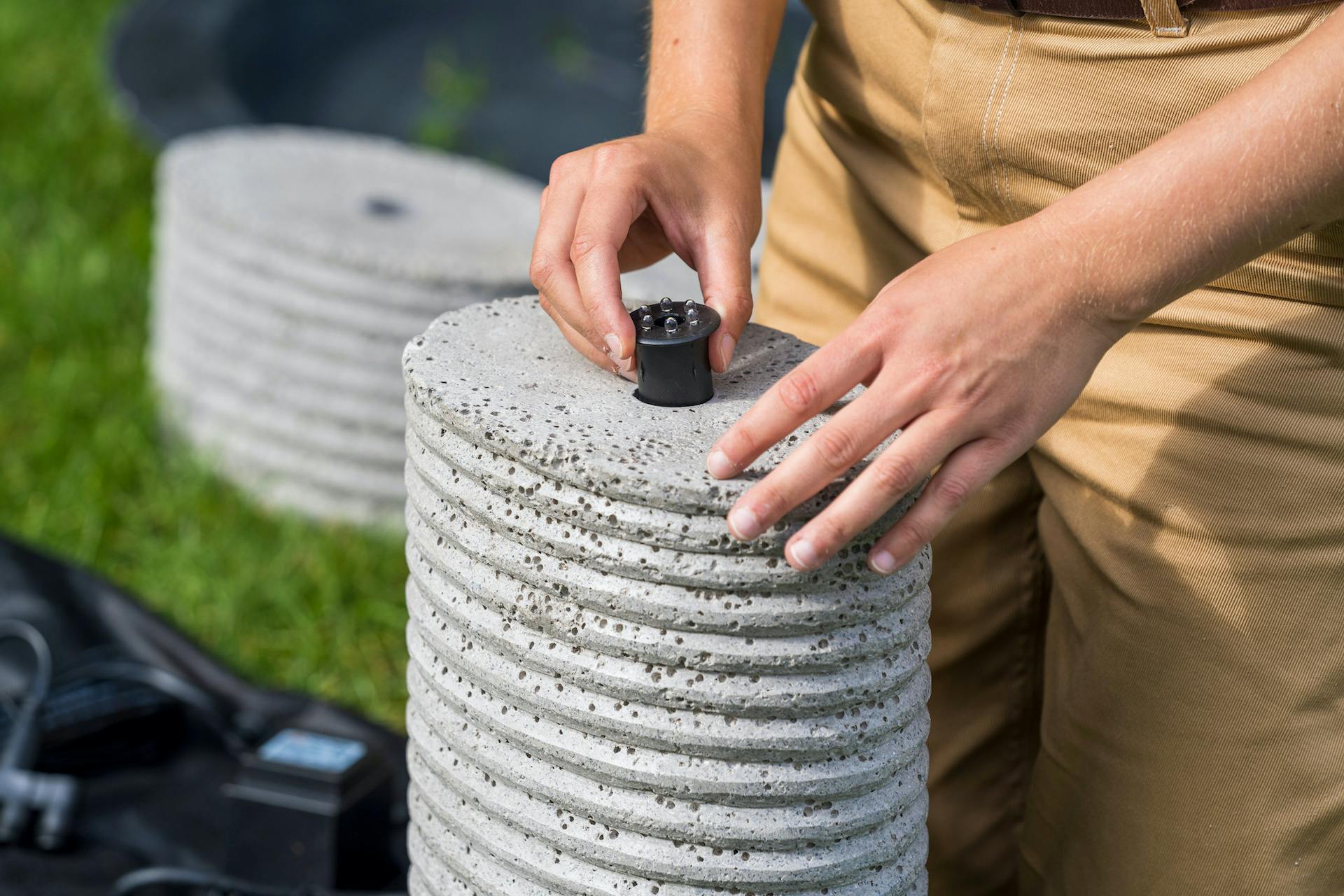 L’elemento luminoso viene inserito nella pietra