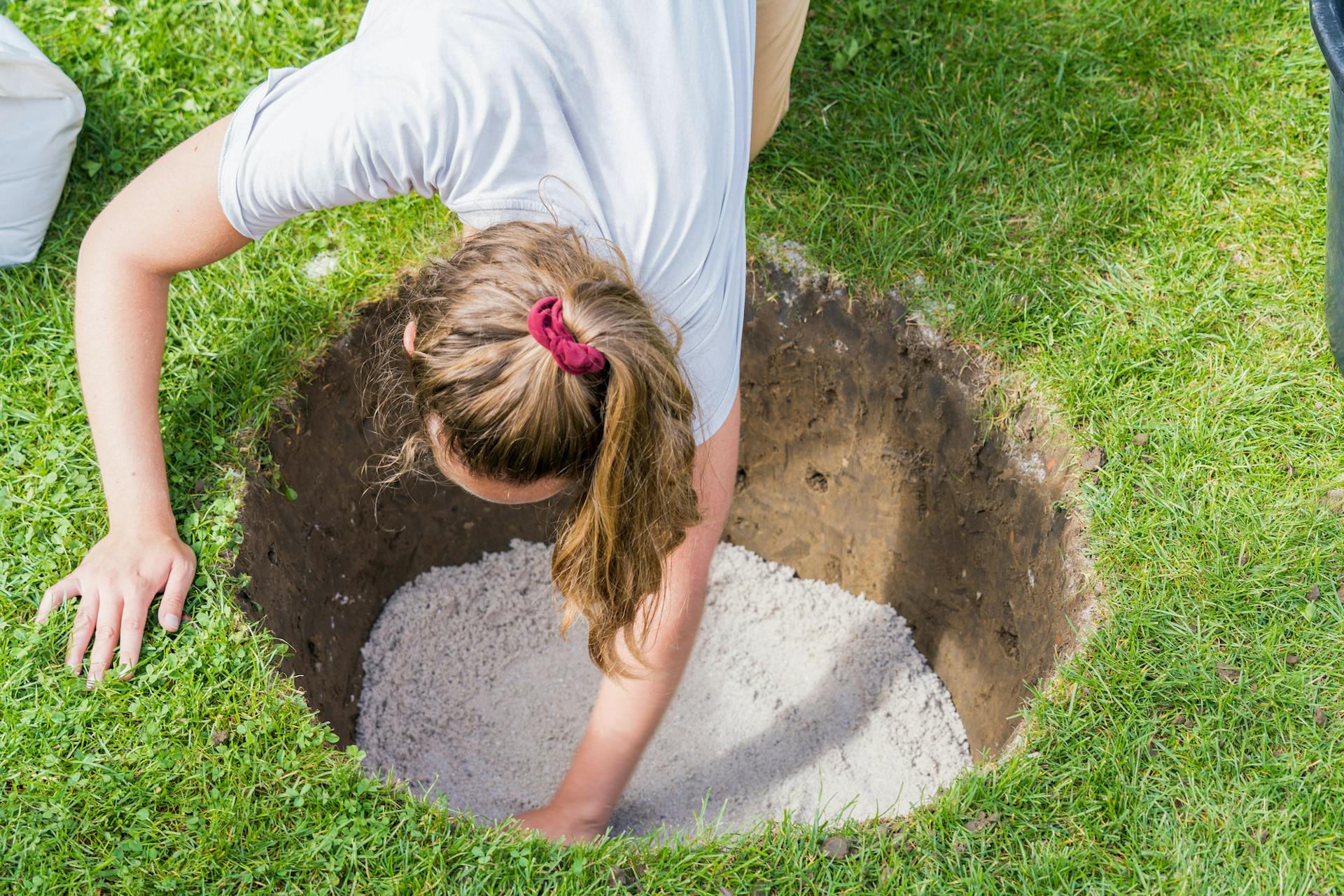 Pressare la sabbia nel terreno scavato