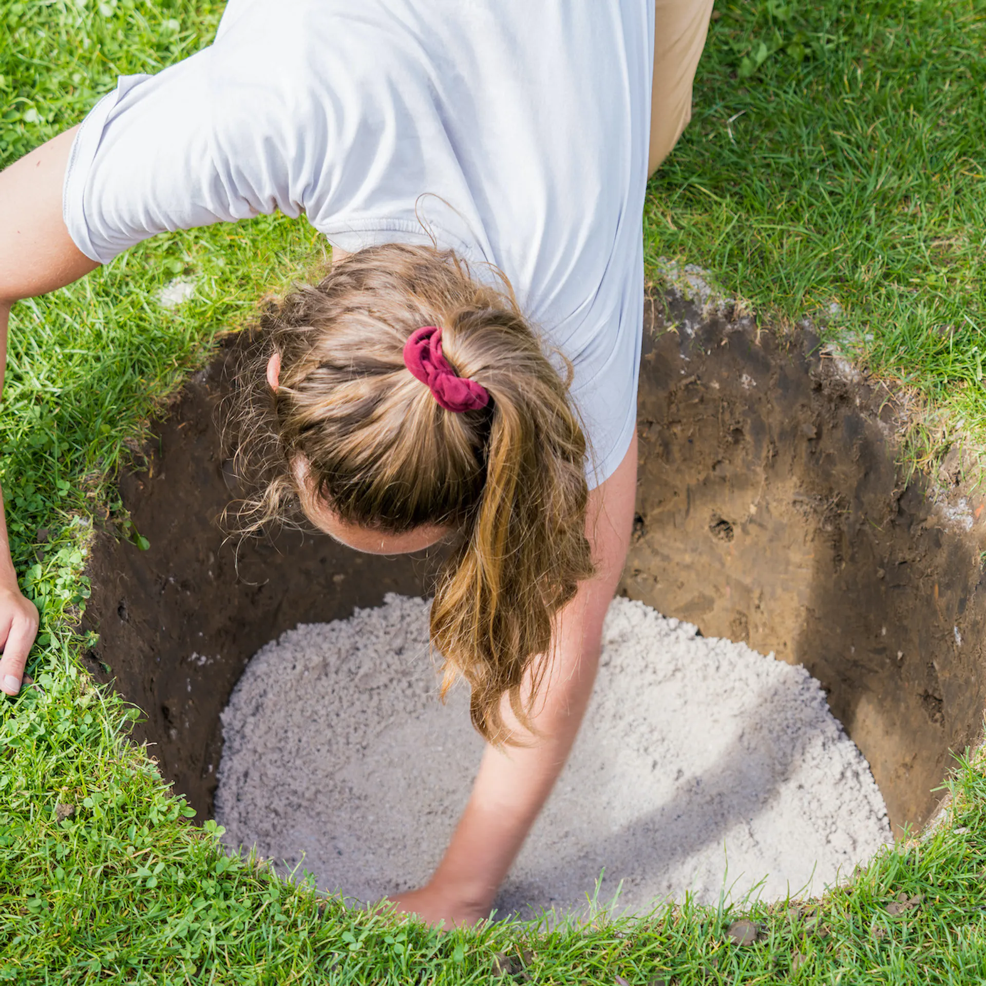 Festdrücken von Sand im ausgeschachteten Boden