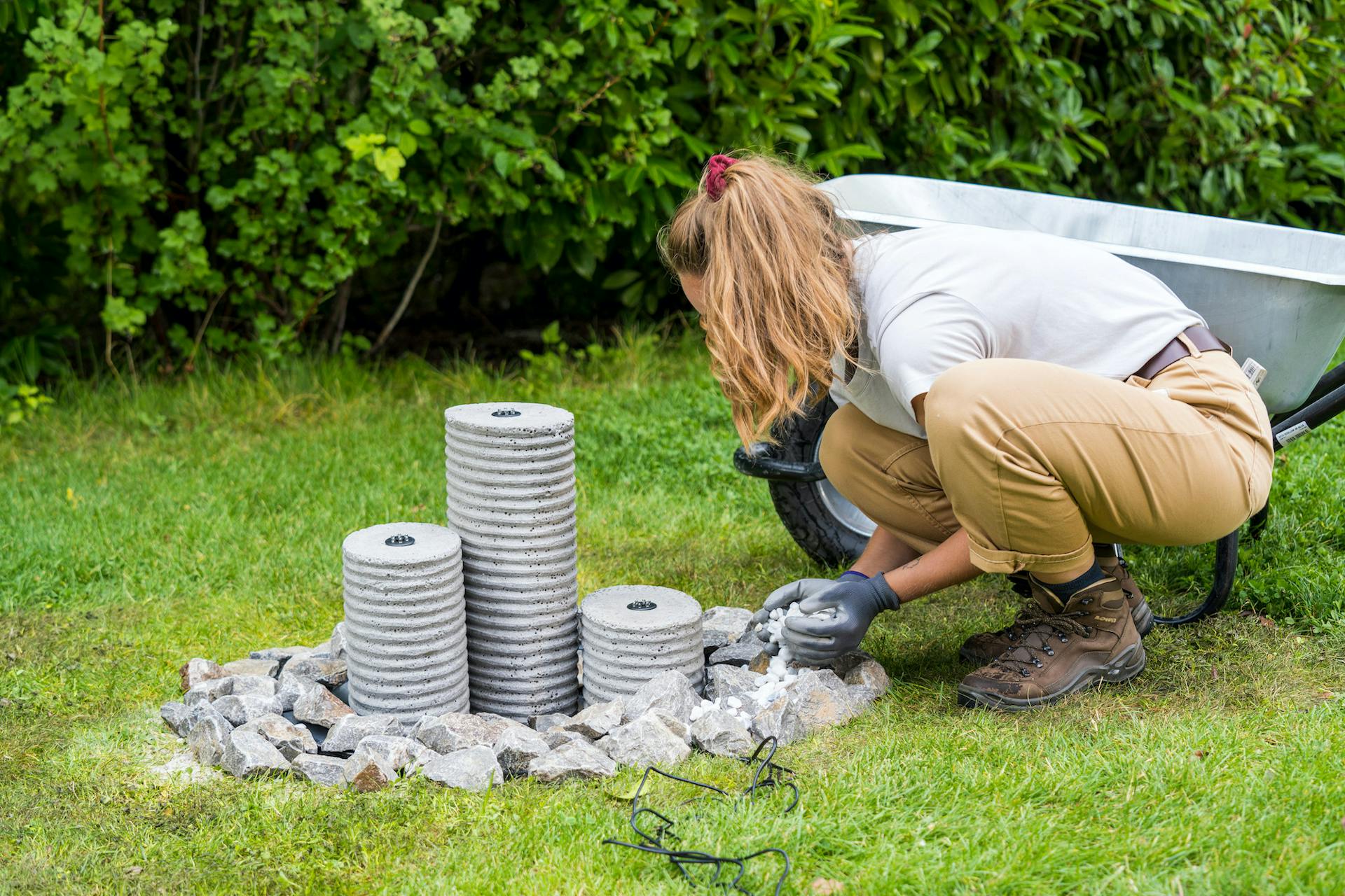 Le pietre decorative vengono distribuite intorno al gioco d’acqua