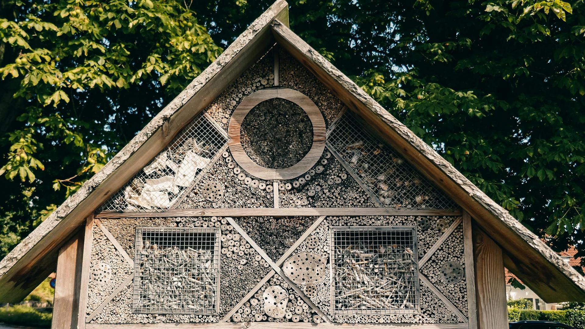 Insektenhotel mit Dachüberstand