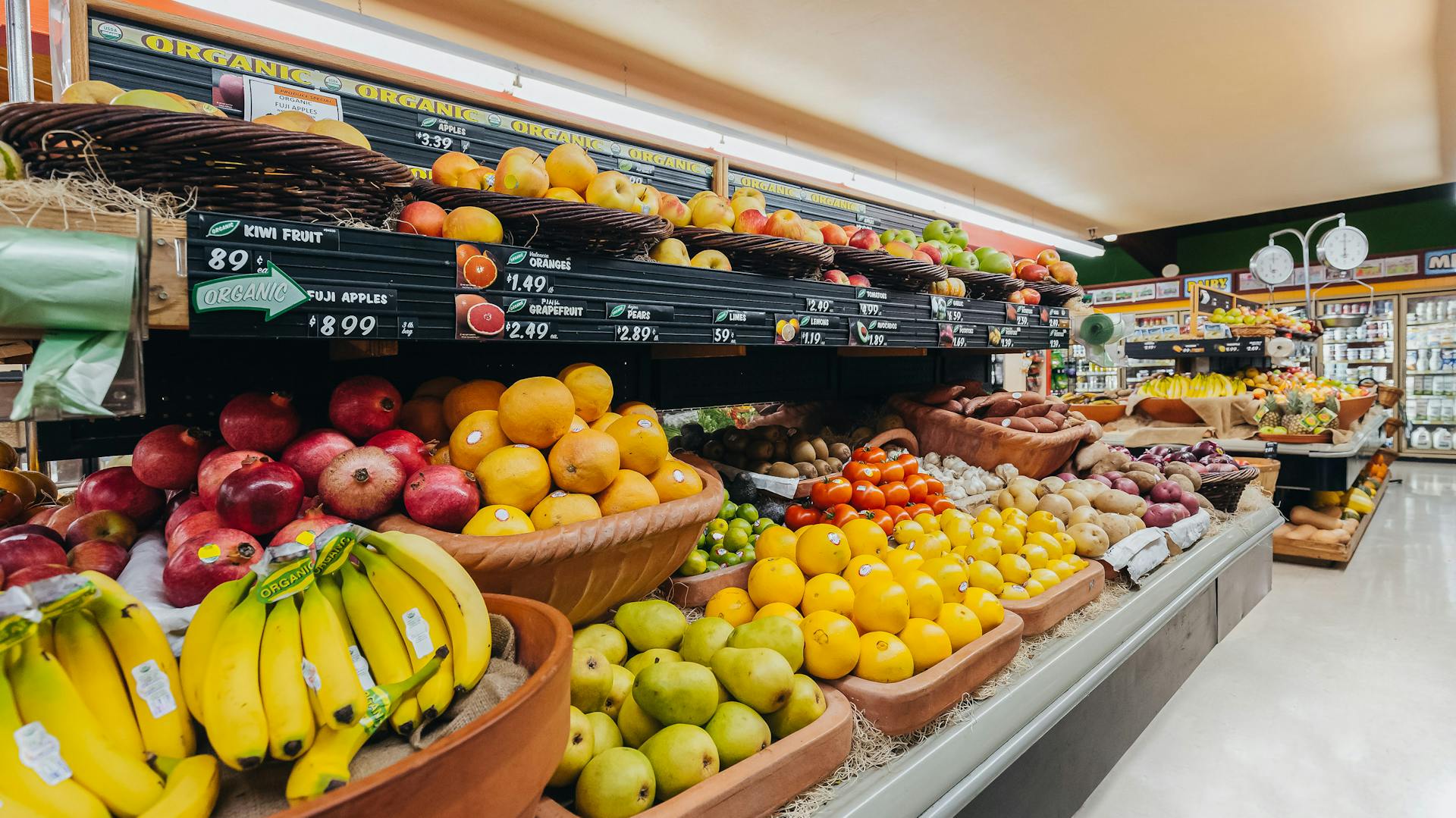 Obstregal im Supermarkt