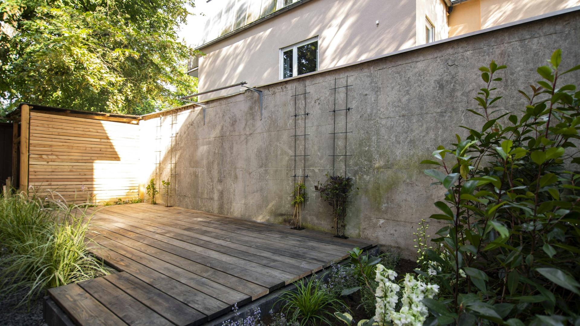 Terrasse mit Sichtschutz und Mauer