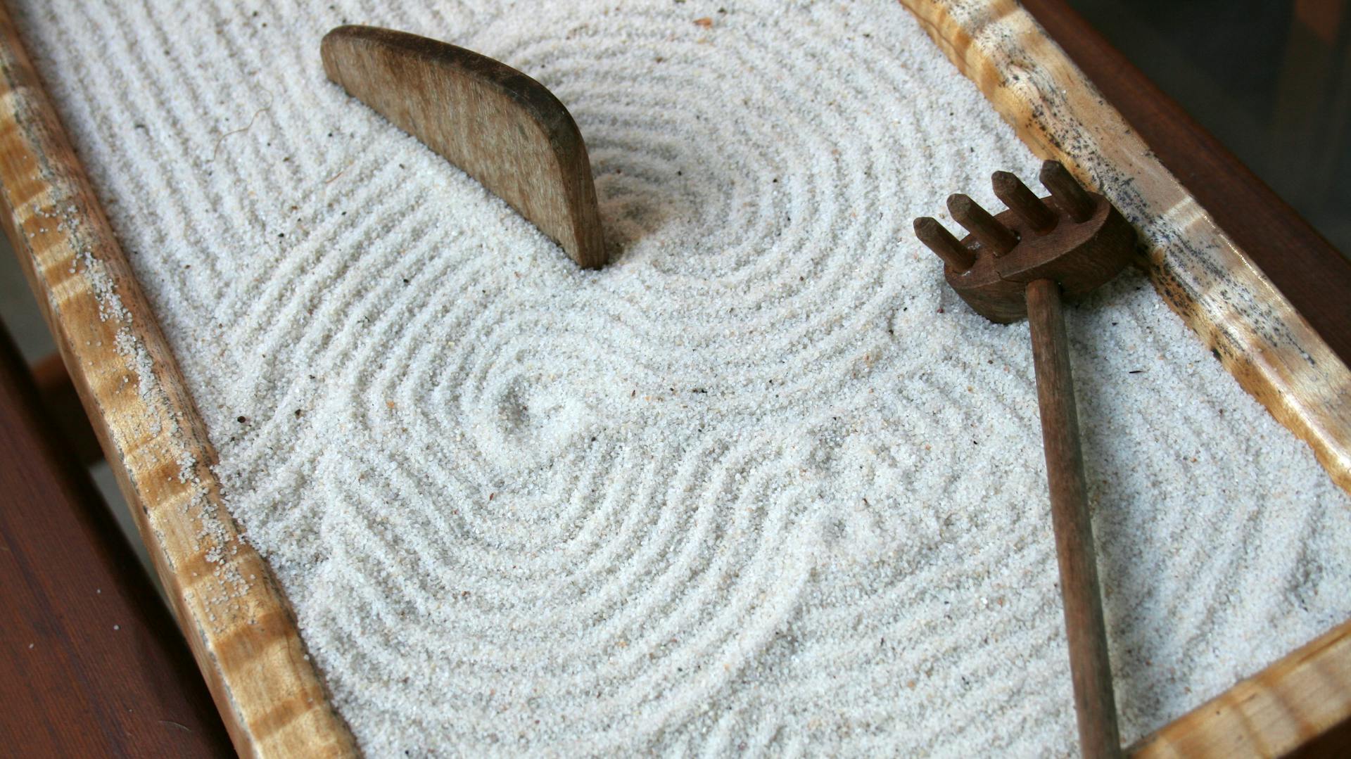 Egy zen kert mini változata: egy finom homokkal feltöltött faláda és egy kis gereblye, amellyel mintákat rajzolhat a homokba.