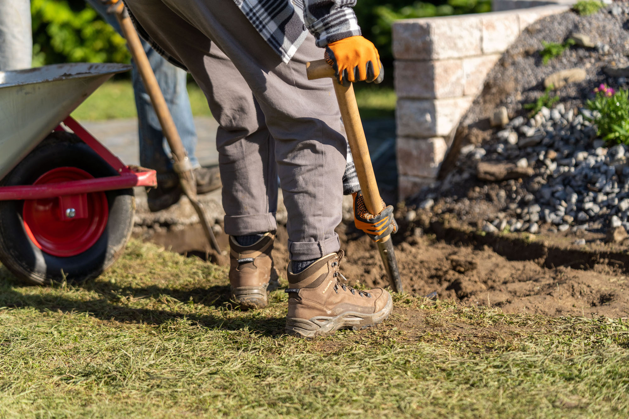 Gartenweg mit Rindenmulch anlegen Schritt für Schritt OBI