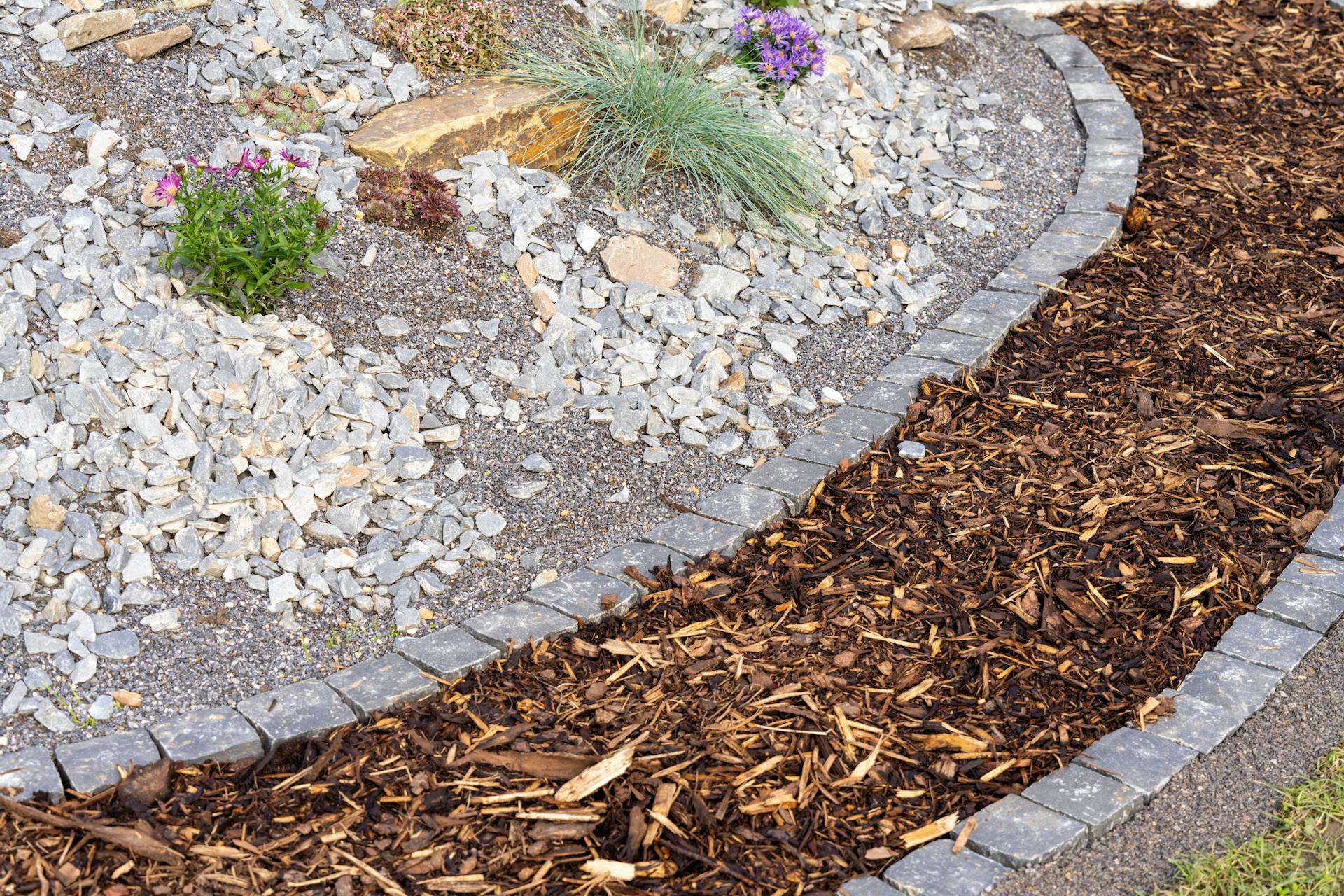 Kéregmulcsos kerti ösvény.