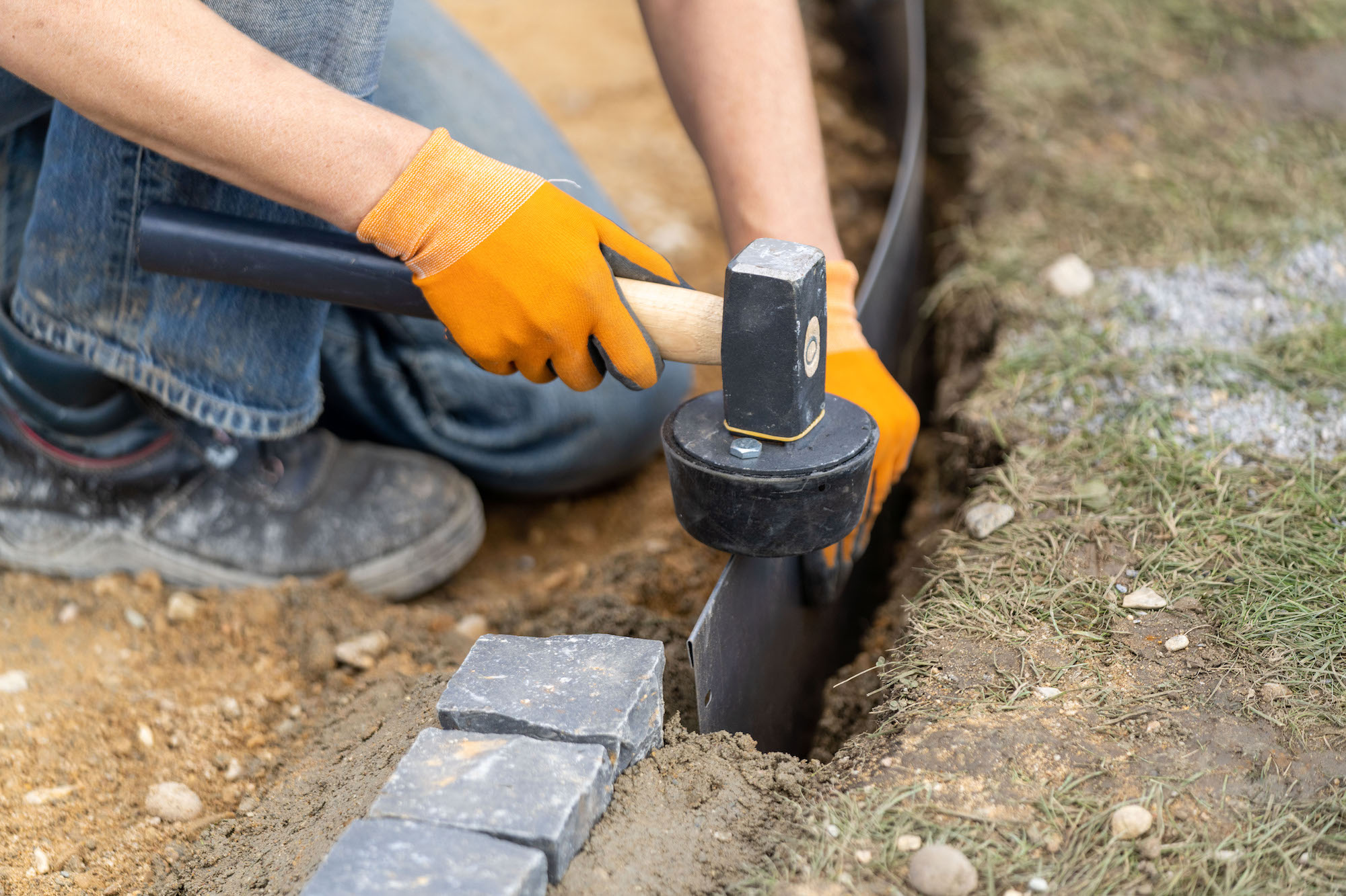 Gartenweg mit Rindenmulch anlegen Schritt für Schritt OBI