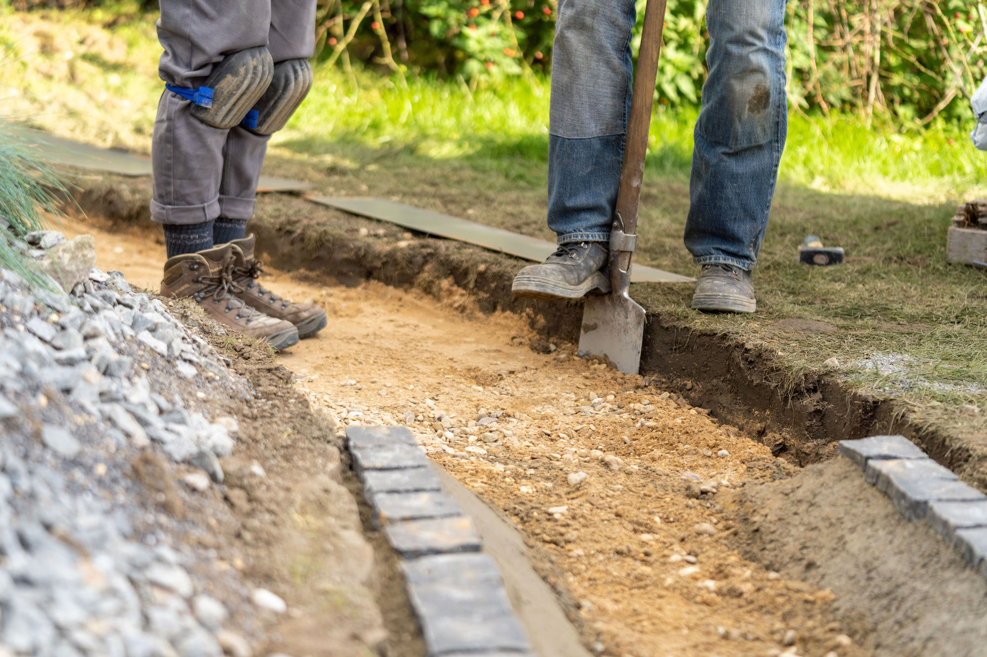 Gartenweg mit Rindenmulch anlegen Schritt für Schritt OBI