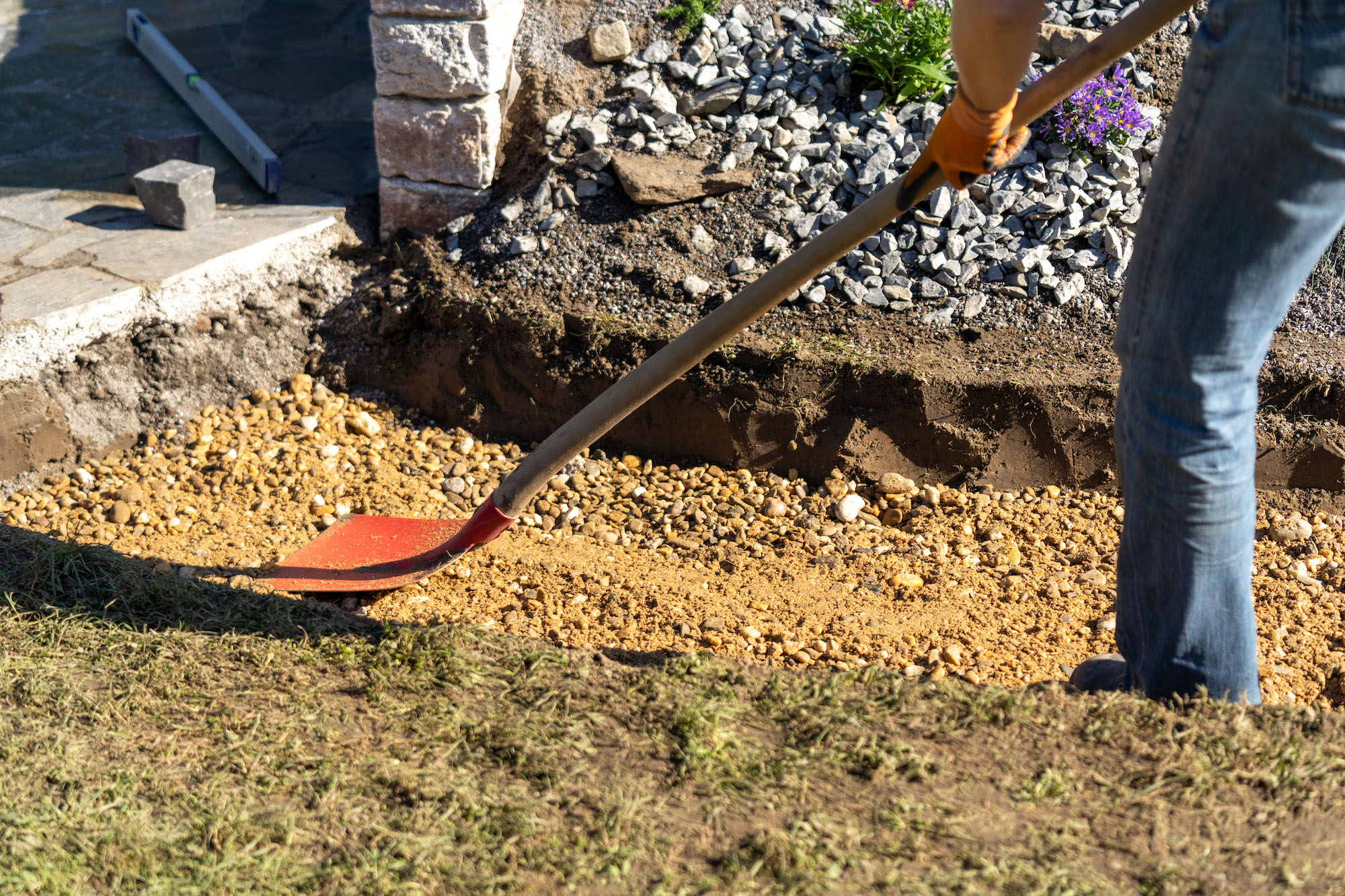 Gartenweg mit Rindenmulch anlegen Schritt für Schritt OBI