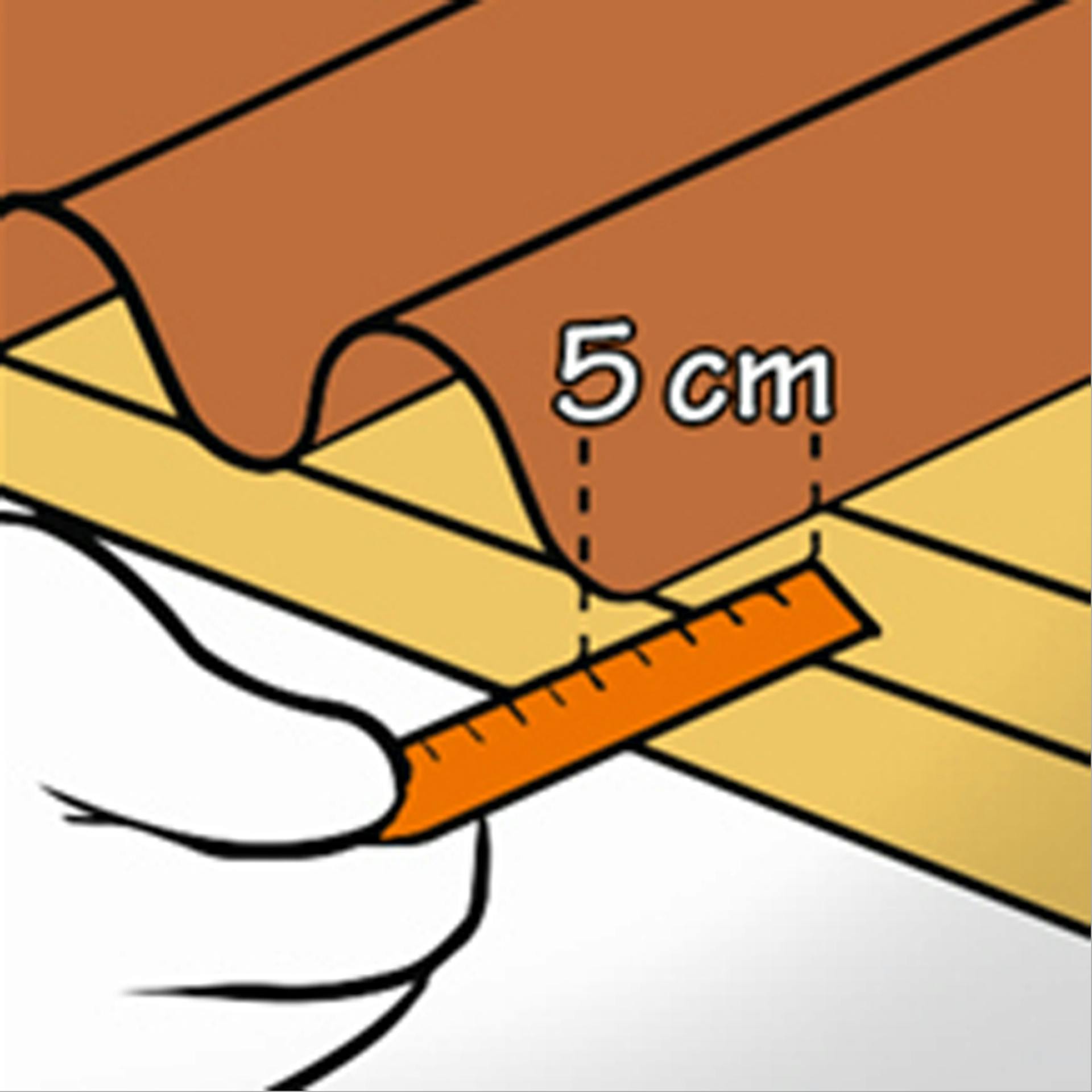 Heimwerker verlegt Dachplatten mit Überlappungen der einzelnen Wellplatten.