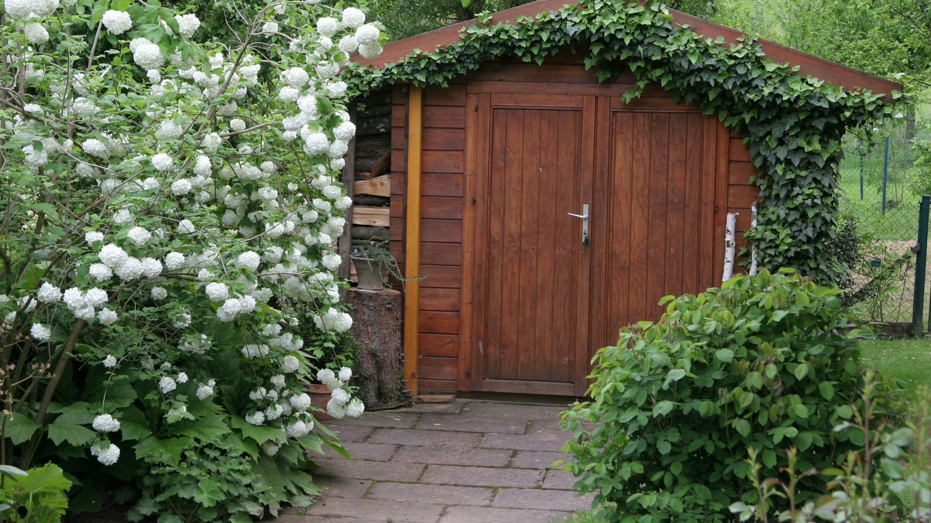 Holz-Gartenhaus im Garten auf Gehwegplatten-Fundament