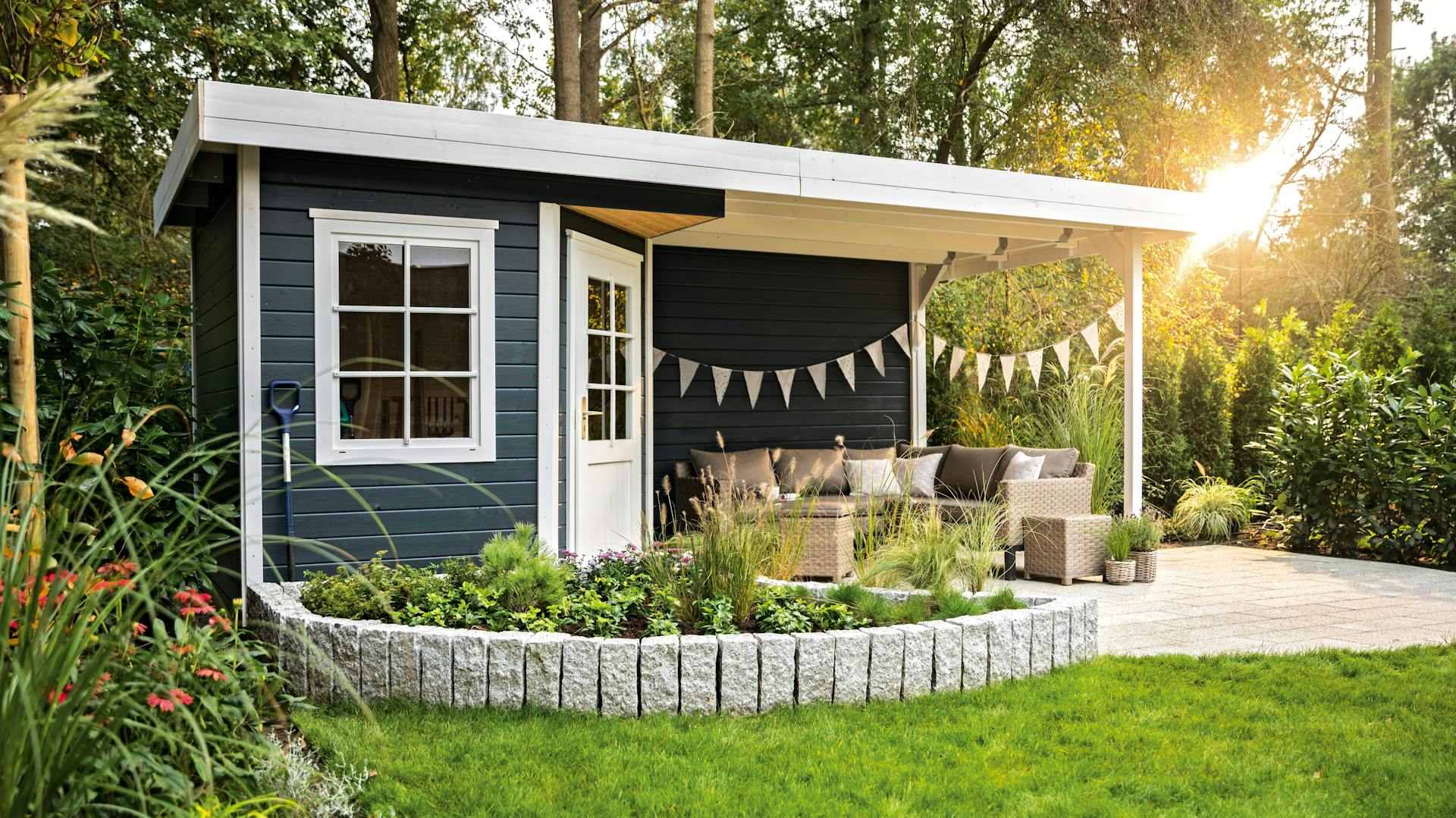 Großes Gartenhause mit Loungemöbeln