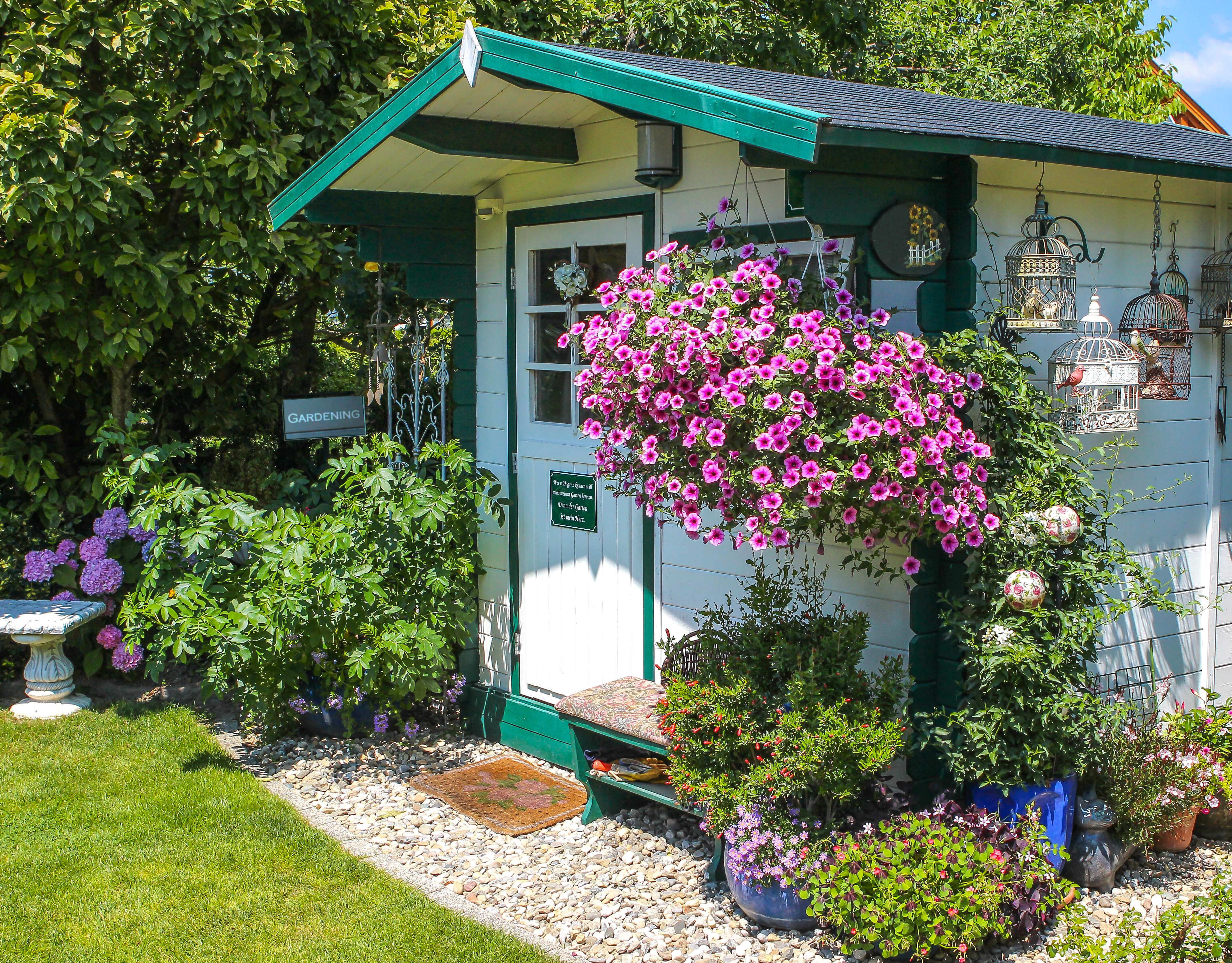 Gartenhaus mit blühenden Pflanzen