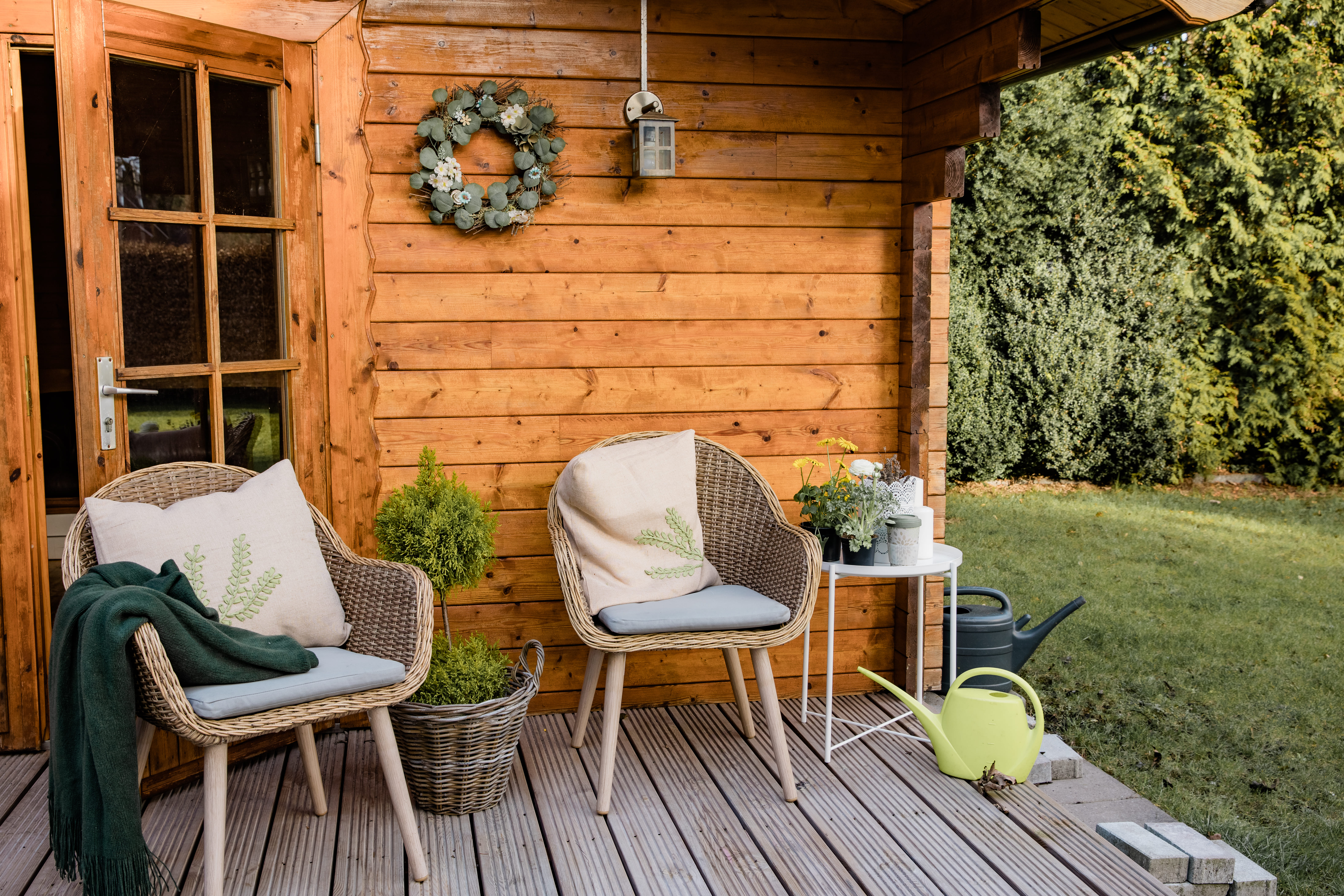 Gartenhaus aus Holz mit Gartenmöbeln