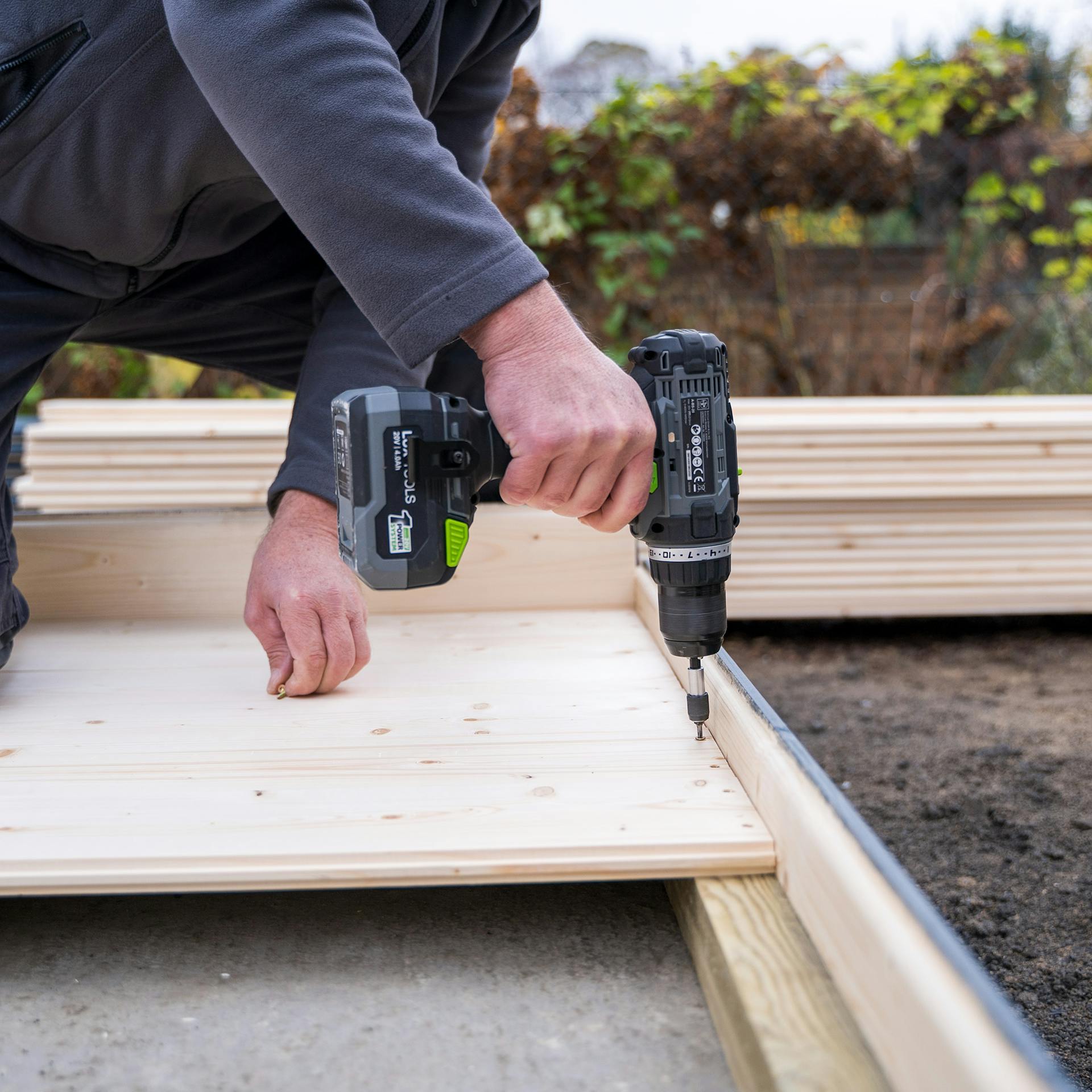 Az első padlódeszka felcsavarozása a párnafára.