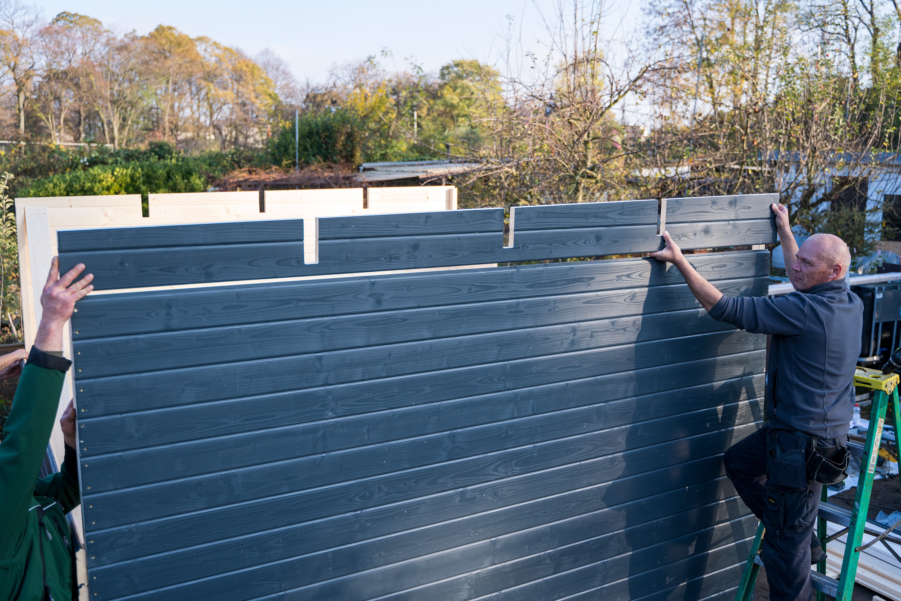 Az oldalfalak felső deszkáiban kivágások vannak a tetőszerkezet számára.