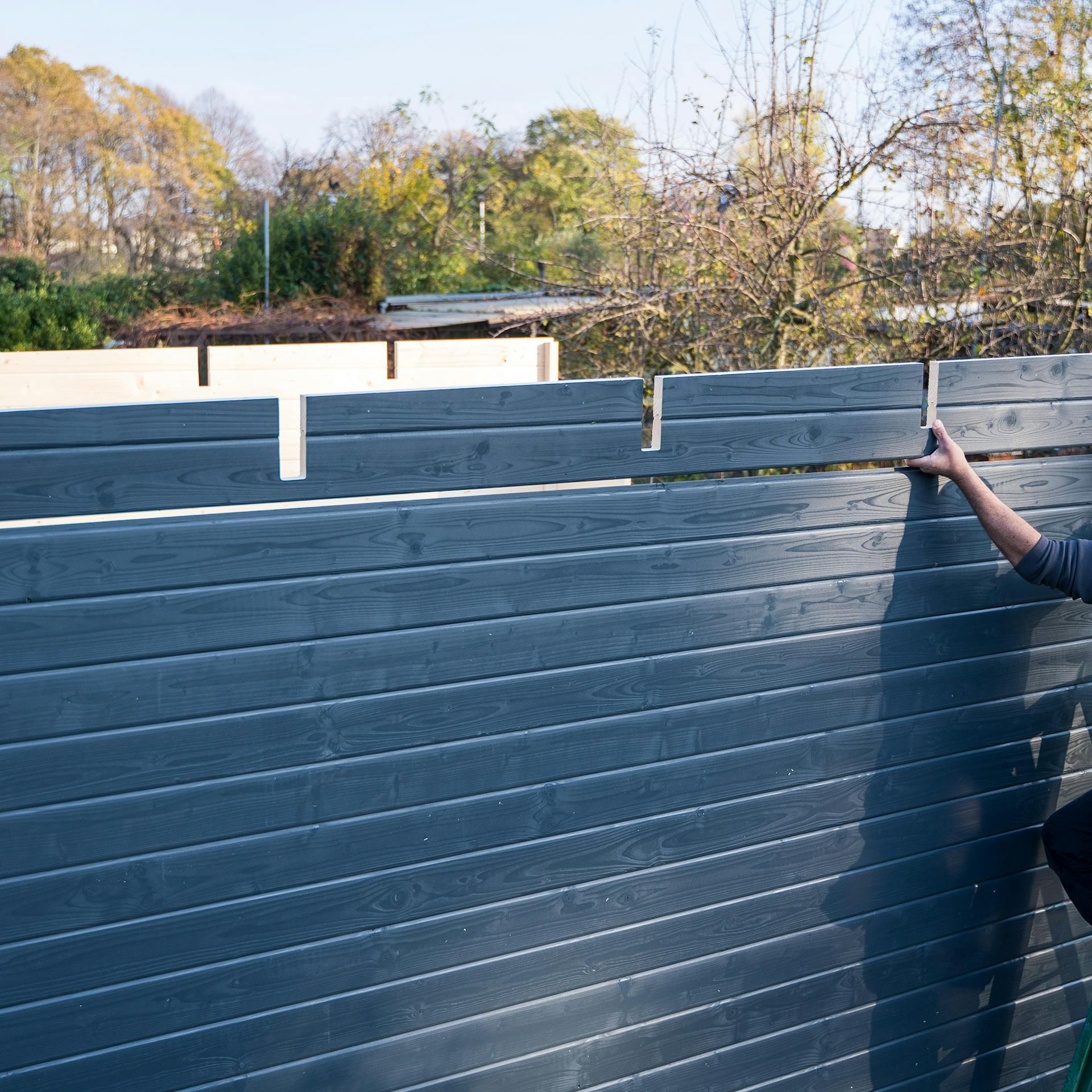 Az oldalfalak felső deszkáiban kivágások vannak a tetőszerkezet számára.