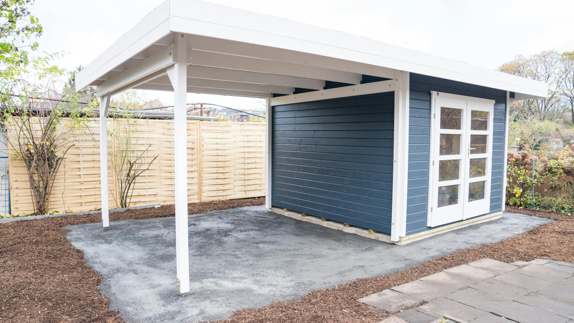 Casetta da giardino con tetto laterale già montato.