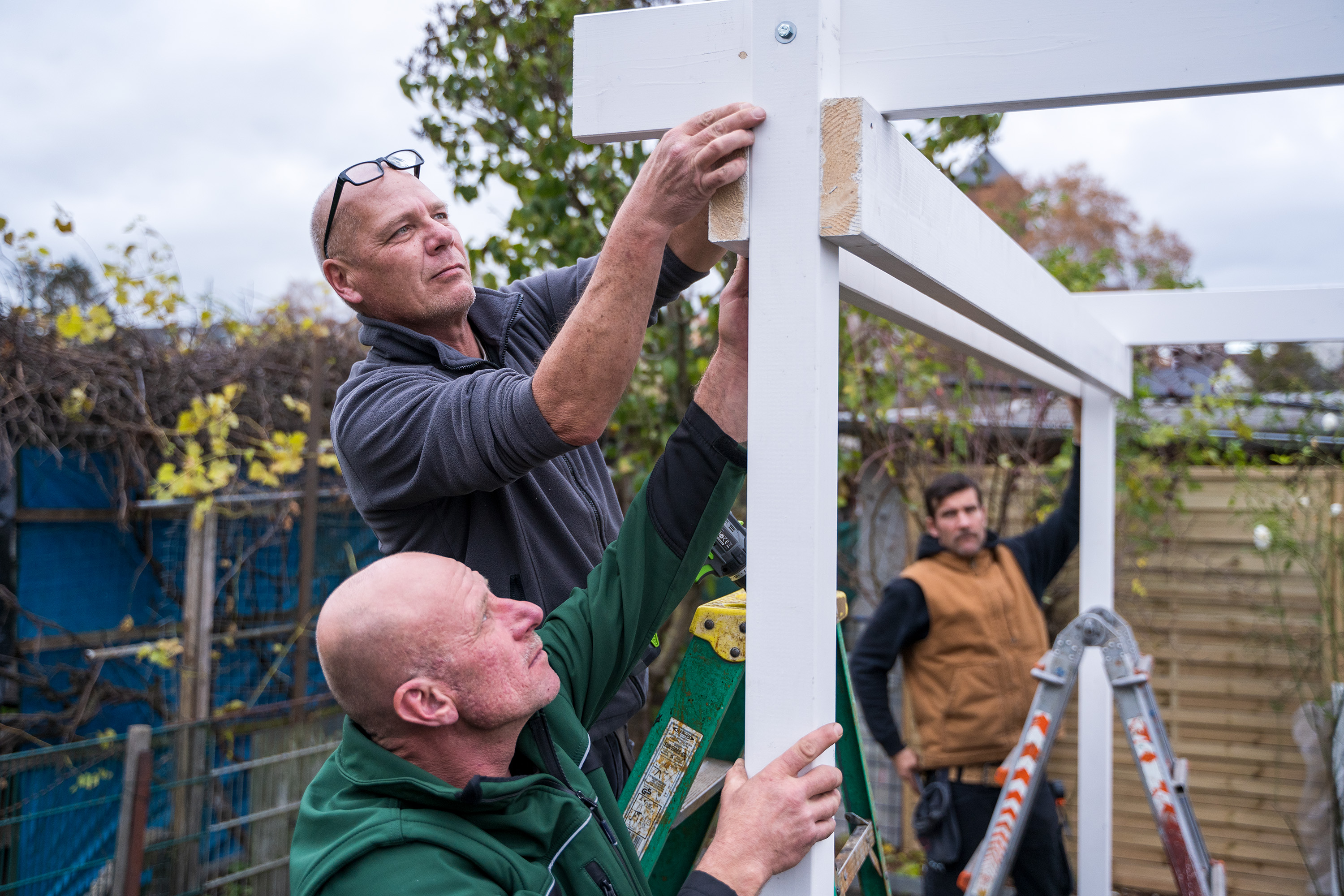 A két külső sarokoszlop is kap keresztmerevítőket elöl és hátul.