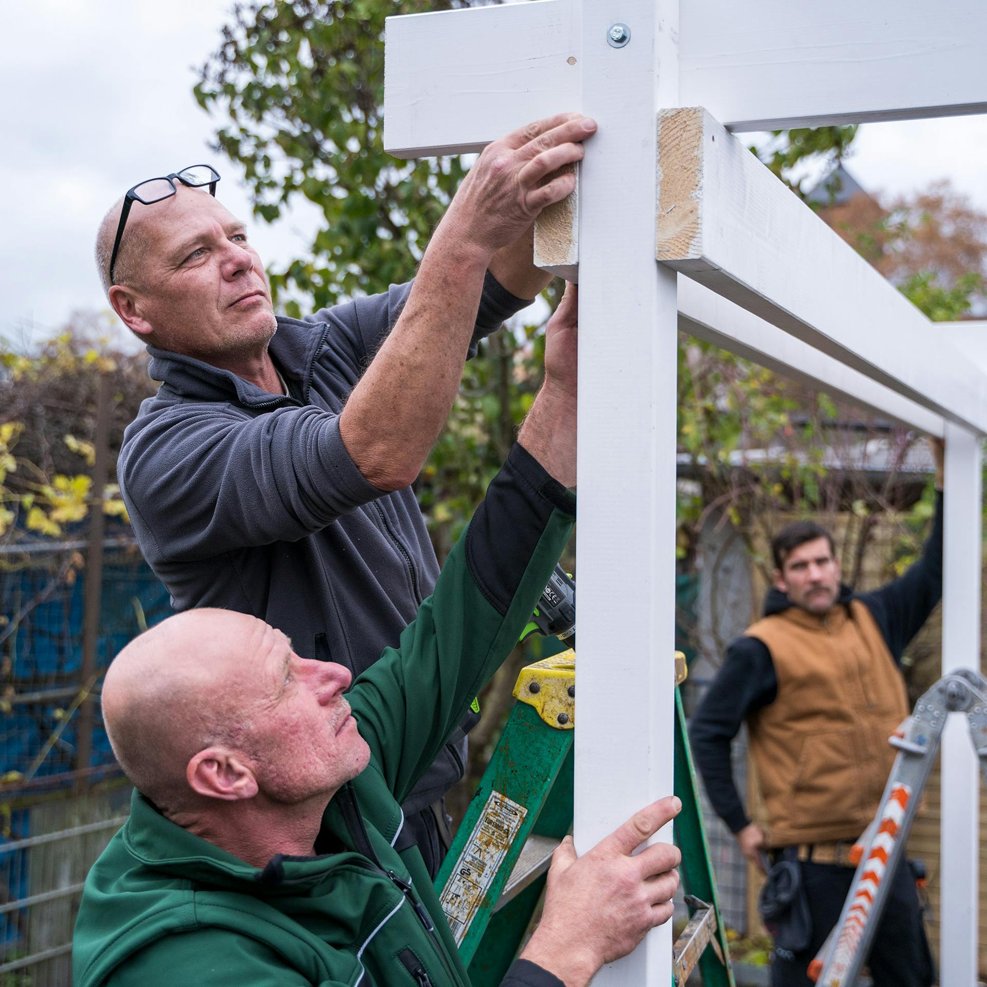 A két külső sarokoszlop is kap keresztmerevítőket elöl és hátul.